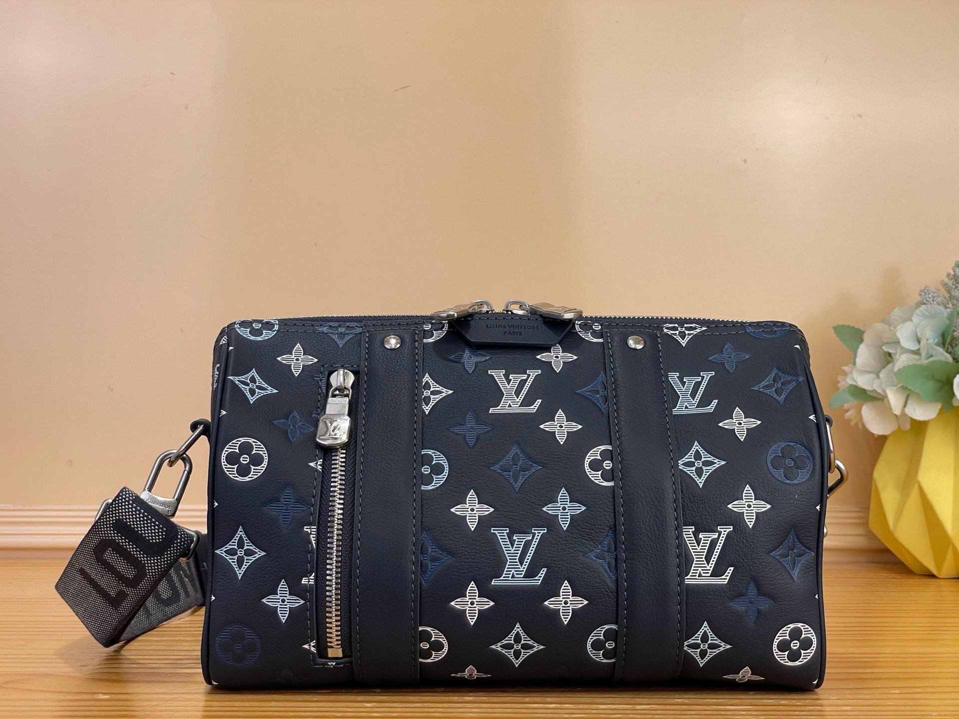 NO:852028,Top original item [City Keeall handbag] M28617 dark blue/gradient silk screen. Made of Monogram Shadow cow leather, the Monogram Lt hx embossing is painted with gradient colors using a triple silk screen process. It is matched with fabric lining, cow leather trim and distressed metal parts. The zippered front pocket is convenient for accessing accompanying items, and the detachable and adjustable shoulder strap allows for shoulder and cross-body experience. Size 27.5 x 16.5 x  15 cm 6518075,,cowhide19860909顶级原单【City Keeall 手袋】M28617 深蓝色/渐变丝印 选用 Monogram Shadow 牛皮革,以三重丝印工艺为 Monogram Lt hx压纹绘上渐变色彩,搭配织物内衬、牛皮革饰边和做旧金属件.拉链前袋方便取放随行物品,可拆卸并调节的肩带实现肩背和斜挎体验. 尺寸 27.5 x 16.5 x 15厘米 6518075,,cowhide,Bag