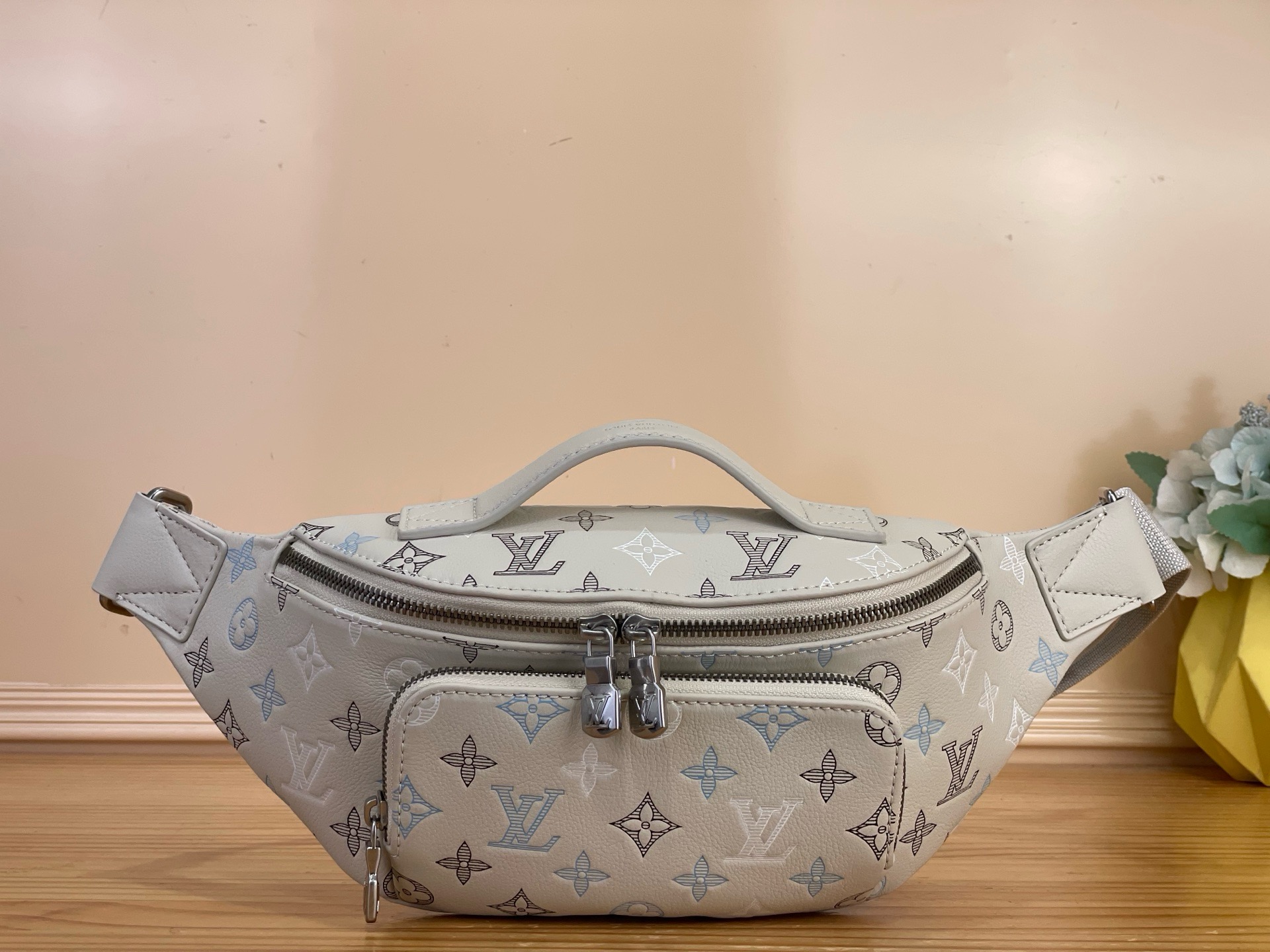 NO:852051,Top original item [RUSH waist bag] m28619 white/gradient silk screen This Rush waist bag is made of the new Monogram Shadow db cow leather and fabric lining, which presents a unique gradient effect through a triple silk screen printing process. The drawstring has a delicate texture and a contrasting Louis Vuitton logo, which can be easily tied to the waist, shoulder or crossbody. Dimensions 30 x 15 x 8 cm 5516065 (length x height x  wide),,louis vuitton,cowhide19860909顶级原单【RUSH 腰包】 m28619 白色/渐变丝印 本款 Rush 腰包采用新款 Monogram Shadow db牛皮革和织物内衬,透过三重丝印工艺呈现别致渐变效果.束带拥有细腻织纹和撞色路易威登标识,方便系在腰部、肩背或斜挎. 尺寸30 x 15 x 8 厘米 5516065 (长度 x 高 x 宽),,louis vuitton,cowhide,Bag