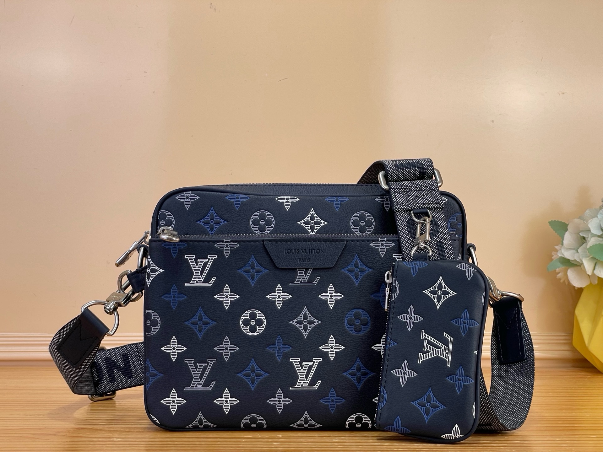 NO:851645,Top original item [Trio messenger bag] M28618 dark blue/gradient (stripe embossed) M28854 is made of Monogram Shadow cow leather, with a triple silk screen printing process to give the Monogram hx pattern a unique gradient effect. It is equipped with a large patch pocket on the front, and the small coin purse on the shoulder strap can also be removed at will. The detachable and adjustable shoulder strap is convenient for shoulder and cross-body carry. Size 25 x 18.5 x  7cm.6817075,,wallets,cowhide19860909顶级原单【 Trio 邮差包手袋】M28618 深蓝色/渐变（条纹压花）M28854 选用 Monogram Shadow 牛皮革,以三重丝印工艺赋予 Monogram hx图案别致渐变效果.正面配有大号贴袋,肩带上的小号零钱包亦可随心取下.可拆卸并调节的肩带方便肩背和斜挎. 尺寸 25 x 18.5 x 7厘米.6817075,,wallets,cowhide,Bag