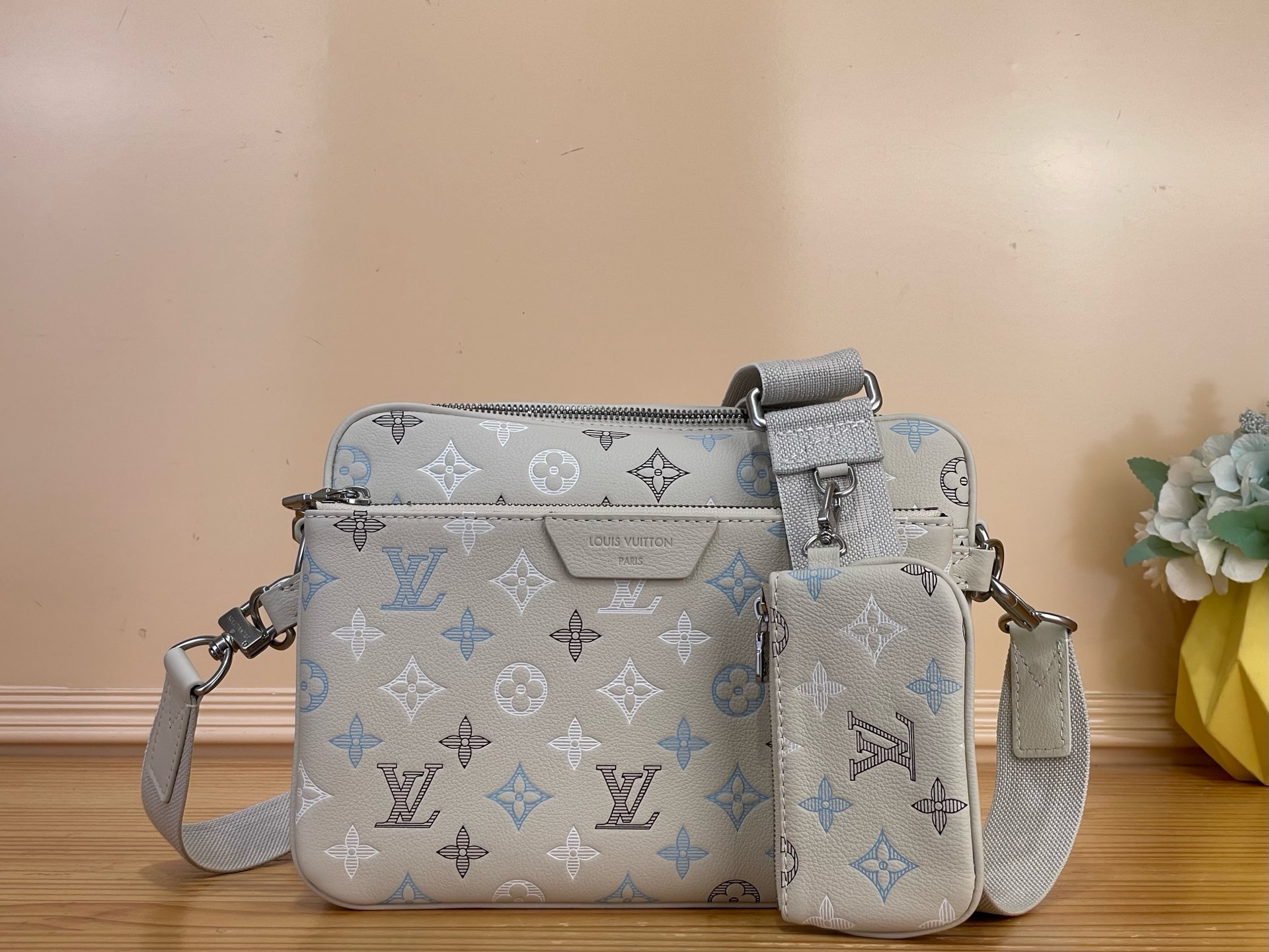 NO:851666,Top original item [Trio messenger bag] M28618 dark blue/gradient screen printing 28854 white/gradient screen printing. Made of Monogram Shadow Jm cow leather, the triple screen printing process gives the Monogram pattern a unique gradient effect. It is equipped with a large patch pocket on the front, and the small coin purse on the shoulder strap can also be removed at will. The detachable and adjustable shoulder strap is convenient for shoulder and crossbody carry. Size 25 x 18.5 x  7cm 6817075,,wallets,cowhide19860909顶级原单【 Trio 邮差包手袋】M28618 深蓝色/渐变丝印 28854 白色/渐变丝印 选用 Monogram Shadow Jm牛皮革,以三重丝印工艺赋予 Monogram 图案别致渐变效果.正面配有大号贴袋,肩带上的小号零钱包亦可随心取下.可拆卸并调节的肩带方便肩背和斜挎. 尺寸 25 x 18.5 x 7厘米 6817075,,wallets,cowhide,Bag