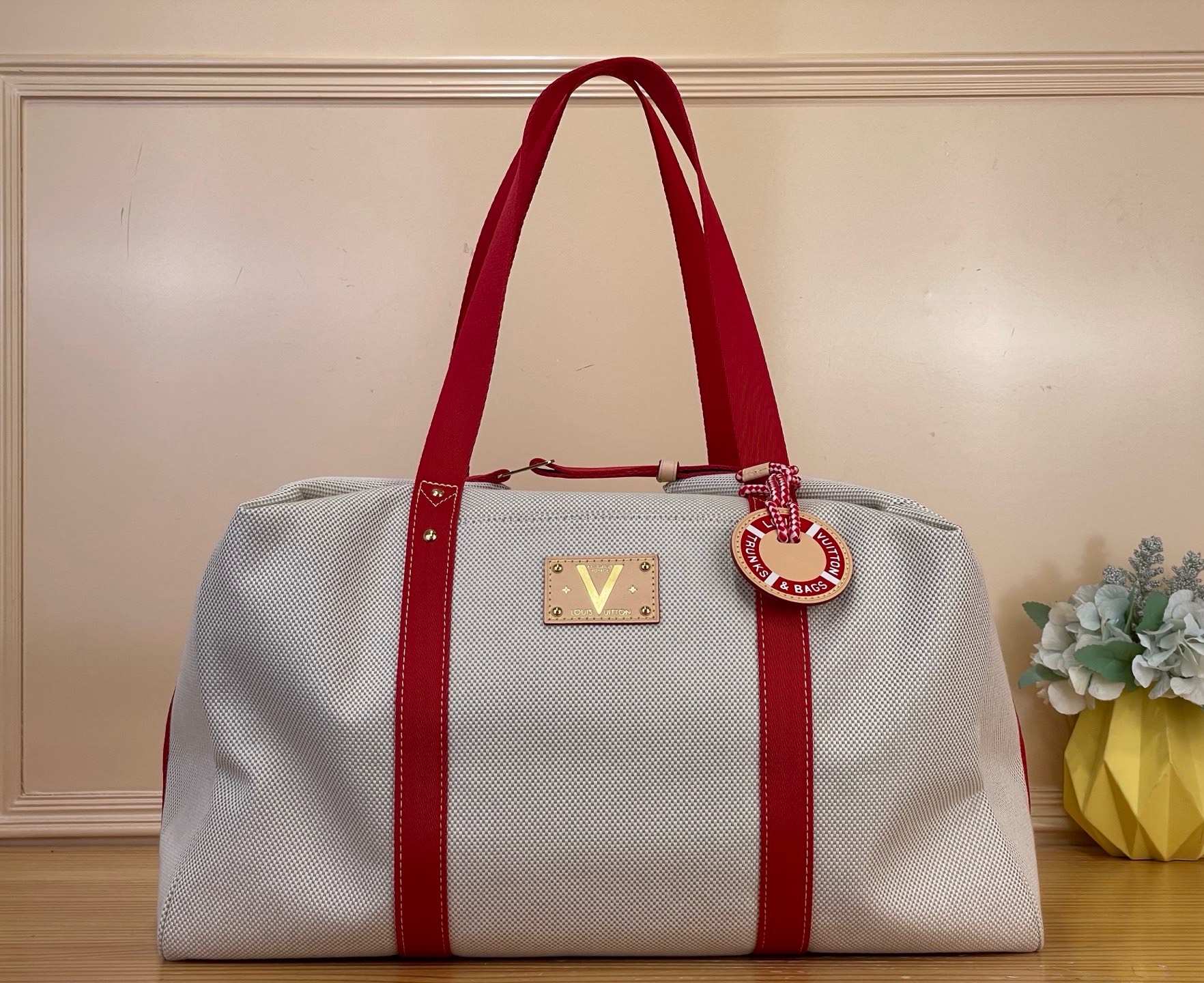 NO:851738,Top original order [VOYAGEUR handbag] mm28509 red/summer This Voyageur Hl handbag is made of lightweight cotton, and can be easily switched between travel bag and casual handbag silhouettes in a variety of carrying methods. The elegant zipper and adjustable opening and closing design open easily Vuittonite  The zippered inner bag is suitable for storing wet items. The name tag in the shape of a lifebuoy adds to the fun of summer. This collection is equipped with exclusive packaging, imbued with the charming style of the Côte d'Azur. It comes with limited charms and the brand's iconic beach hut handbag to enjoy the leisurely fun of midsummer - limited edition, subject to availability. Dimensions 45 x 30 x 25 cm 5816065 (length x height x width),19860909顶级原单【VOYAGEUR 手袋】mm28509 红色/ 夏天 本款 Voyageur Hl手袋采用轻盈棉布,以多种背携方式轻松切换旅行袋与休闲手袋廓形.考究拉链和可调节开合设计轻启 Vuittonite 拉链内袋,适宜收纳潮湿物品.救生圈造型姓名牌再添夏日意趣.本系列臻作搭配专属包装,浸染蔚蓝海岸的迷人风情,随附限定挂饰与品牌标志性海滩小屋手袋,尽揽盛夏悠然意趣——限量呈献,售完即止. 尺寸45 x 30 x 25 厘米 5816065 (长度 x 高 x 宽),,Bag