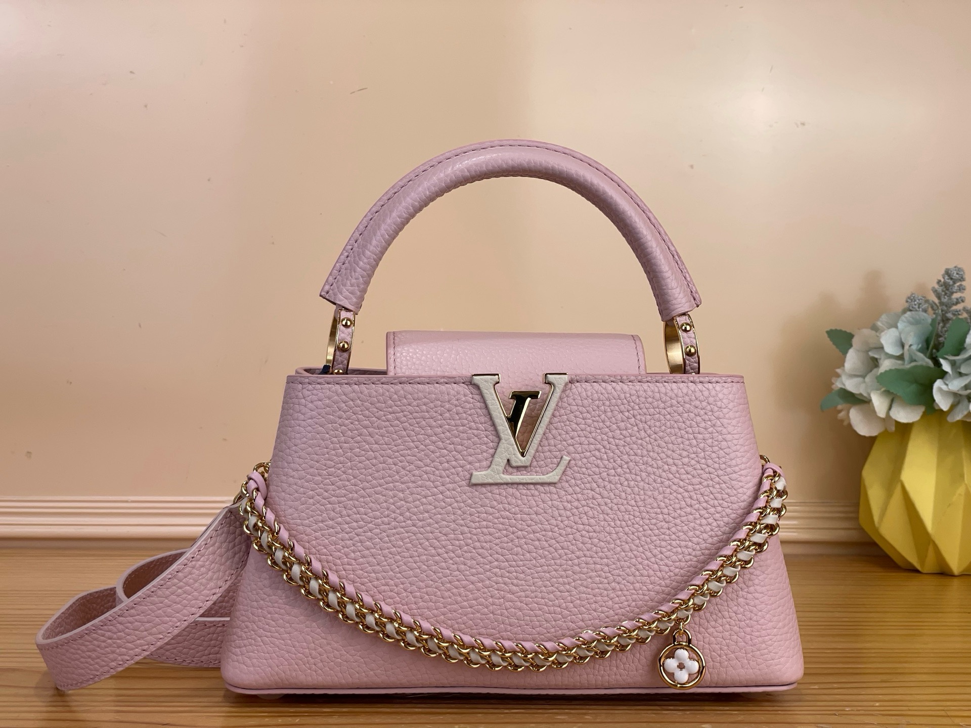NO:851759,Top Original [Caucines East-West BB Handbag] m29498 Pink/White (Woven Chain) The Caucines jw collection reimagines the East-West BB with an elevated interwoven chain that is hand-woven and decorated with an enamel monogram flower charm. This women's version features seasonal Light  Bliss color palette update, crafted from Taurillon leather and embellished with the iconic LV initials, in a timeless gold finish. The double carry style also comes with a detachable strap for shoulder or cross-body carry. Dimensions 29 x 16.5 x 9 cm 115121250 (Length x Height x Width), Louis Vuitton19860909顶级原单【Caucines East-West BB 手袋】m29498 粉色/白色（编织链条） Caucines jw系列用一条高架交织的链条重新想象了East-West BB,该链子是手工织的,并装饰着珐琅字母图案花吊饰.这款女性版以季节性的Light Bliss调色板更新,由Taurillon皮革制成,饰有标志性的LV首字母缩写,具有永恒的金色饰面.双人携带风格还配有可拆卸带子,用于肩背或斜挎. 尺寸29 x 16.5 x 9 厘米 115121250 (长度 x 高 x 宽),,louis vuitton,Bag