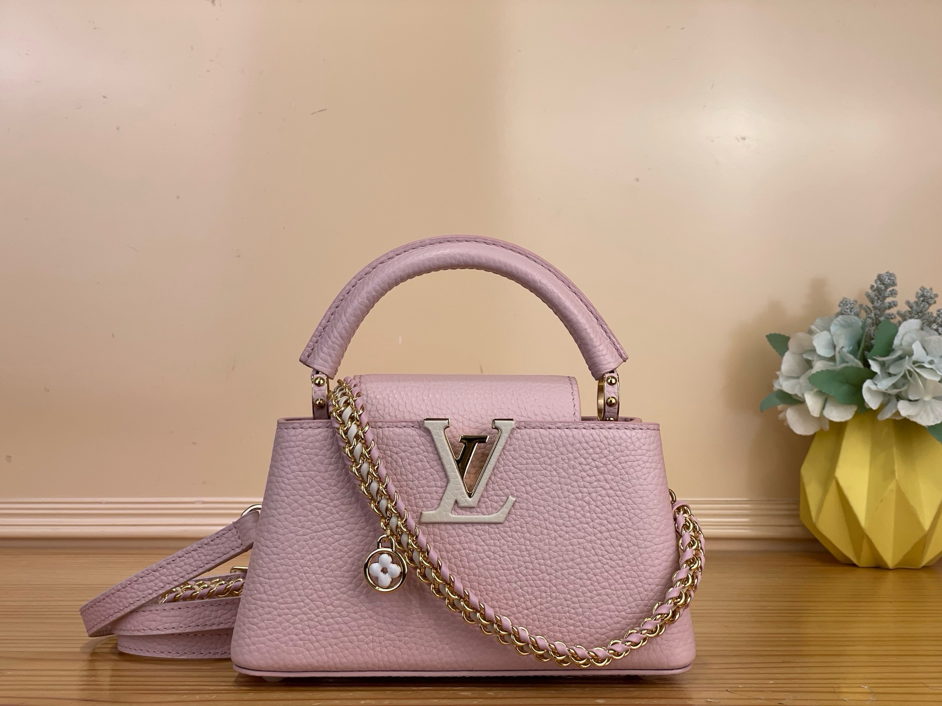 NO:851770,Top Original [Caucines East-West Mini Handbag] m29498 Pink/White (Woven Chain) The Caucines collection reimagines the East-West BB with an elevated interwoven chain, jwThe chain is hand-woven and decorated with an enamel monogram flower charm. This women's version features seasonal Light  Bliss palette updated, made from Taurillon leather, embellished with the iconic LV initials, in a timeless gold finish. The double carry style also comes with a detachable strap for shoulder or cross-body carry. Dimensions 12 x 8 x 22 cm 105121150 (Length x Height x Width), Louis Vuitton19860909顶级原单【Caucines East-West Mini 手袋】m29498 粉色/白色（编织链条） Caucines系列用一条高架交织的链条重新想象了East-West BB,jw该链子是手工织的,并装饰着珐琅字母图案花吊饰.这款女性版以季节性的Light Bliss调色板更新,由Taurillon皮革制成,饰有标志性的LV首字母缩写,具有永恒的金色饰面.双人携带风格还配有可拆卸带子,用于肩背或斜挎. 尺寸12 x 8 x 22 厘米 105121150 (长度 x 高 x 宽),,louis vuitton,Bag