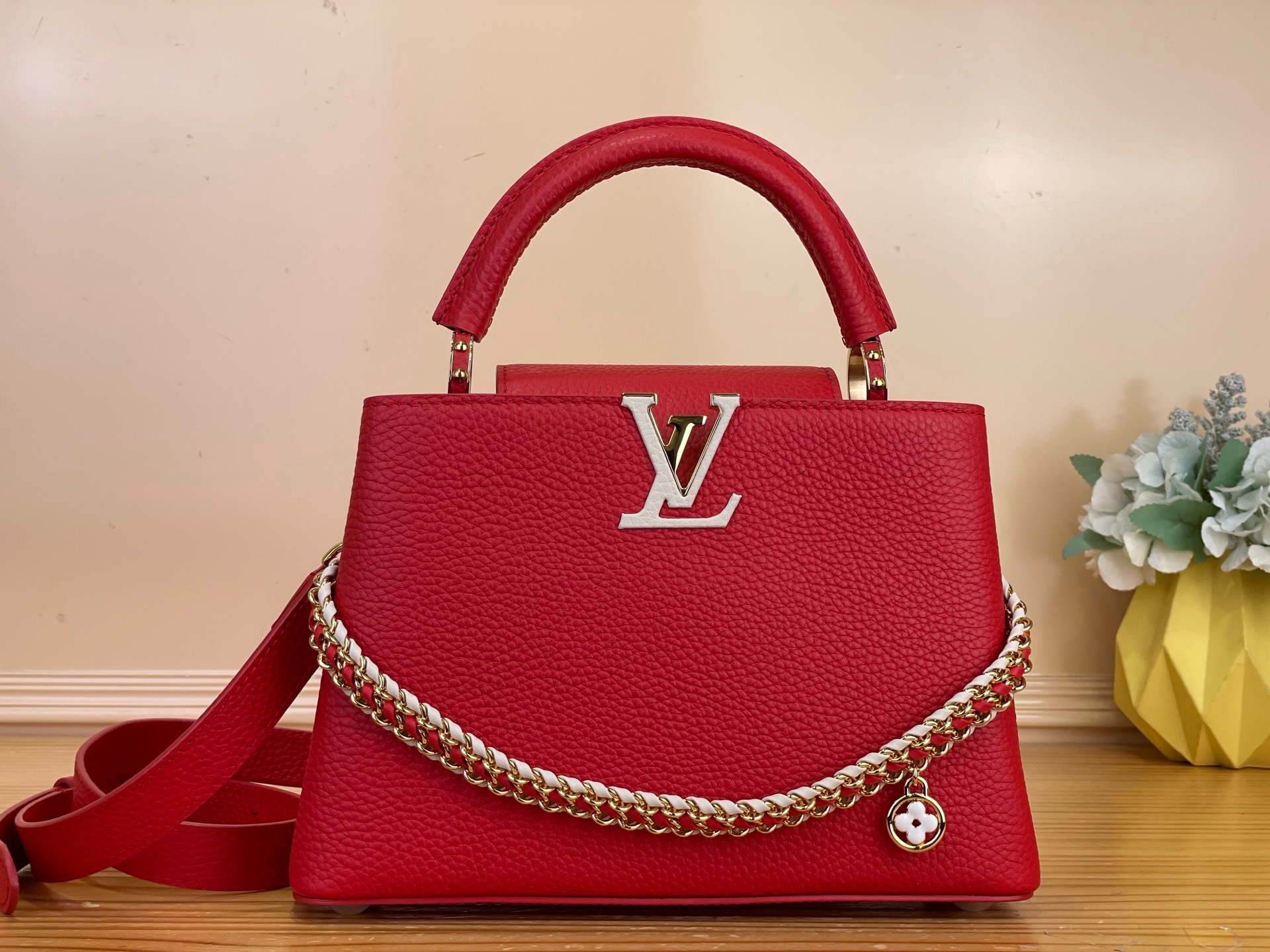 NO:851689,Top original order [CAUCINES bb handbag] m29439 black/pink (woven chain) m29440 gray (woven chain) combination picture m28691 bright red/apricot (woven chain) This Caucines bb jw handbag is decorated with exquisite hand-knitted chains and enamel Monogram flowers, praising the brand's exquisite craftsmanship. Two stylish designs are dyed with timeless colors, classic LV  The letter logo lights up the exquisite Taurillon leather. It can be worn cross-body, shoulder or hand-held, and can be transformed into any shape at will. Dimensions 17 x 27 x 9 cm 115121350 (length x height x width),,louis vuitton19860909顶级原单【CAUCINES bb 手袋】 m29439 黑色/粉色（编织链条）m29440 灰色（编织链条） 组合图 m28691 亮红色/杏色（编织链条） 本款 Caucines bb jw手袋藉由精美手工编结链条与珐琅 Monogram 花卉装饰,礼赞品牌精湛匠艺.两式风尚设计晕染隽永色调,经典 LV 字母标识点亮精致 Taurillon 皮革.斜挎、肩背、手提皆宜,随心转换造型. 尺寸17 x 27 × 9 厘米 115121350 (长度 x 高 x 宽),,louis vuitton,Bag