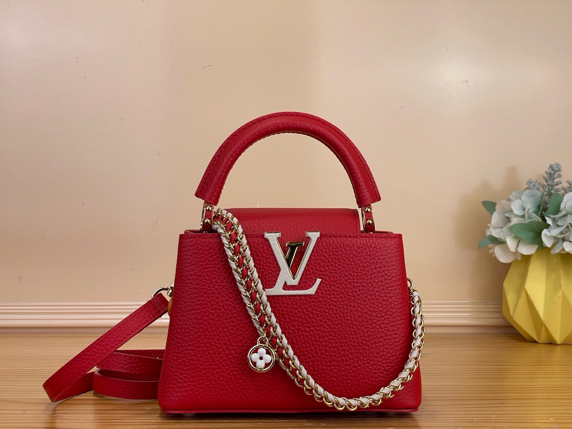 NO:851700,Top original order [CAUCINES mini handbag] m29439 black/pink (woven chain) m29440 gray (woven chain) combination picture m28691 bright red/apricot (woven chain) This Caucines mini handbag is decorated with exquisite hand-knitted chains and enamel Monogram jw flowers, praising the brand's exquisite craftsmanship. The two-style fashion design is dyed with timeless colors, and the classic LV letter logo lights up the sophistication  Taurillon leather. Suitable for cross-body, shoulder or hand carry, change the shape at will. Dimensions 14 x 21 x 8 cm 105121150 (length x height x width),,louis vuitton19860909顶级原单【CAUCINES 迷你手袋】 m29439 黑色/粉色（编织链条）m29440 灰色（编织链条） 组合图 m28691 亮红色/杏色（编织链条） 本款 Caucines 迷你手袋藉由精美手工编结链条与珐琅 Monogram jw花卉装饰,礼赞品牌精湛匠艺.两式风尚设计晕染隽永色调,经典 LV 字母标识点亮精致 Taurillon 皮革.斜挎、肩背、手提皆宜,随心转换造型. 尺寸14 x 21 x 8 厘米 105121150 (长度 x 高 x 宽),,louis vuitton,Bag