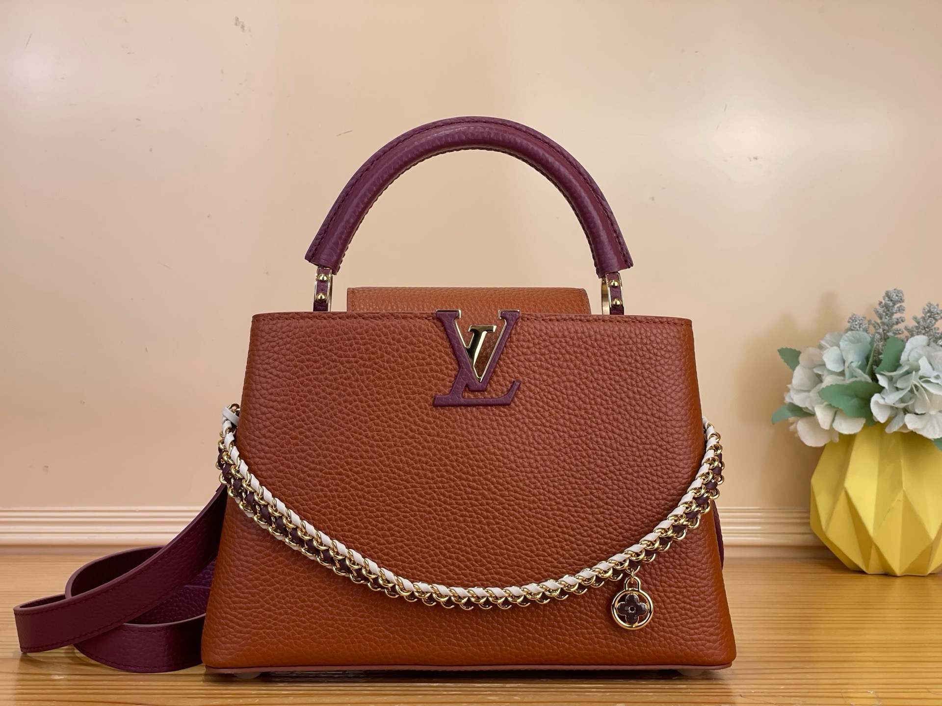 NO:851722,Top Original [Caucines MM Handbags] m28688 Brown/Fuchsia (Color Block - Braid) The Caucines collection introduces the MM version of this iconic dual carry style. jw It is an interwoven capsule that highlights superb handcraftsmanship on a reimagined woven chain and enamel monogram flower charm. It is available in a chic and timeless colorway, embellished with the iconic LV initials, which opens to reveal a contrasting lining. Size 17 x 27 × 9 cm 115121250 (length x height x width),,louis vuitton19860909顶级原单【Caucines MM 手袋】m28688 棕色/紫红（拼色-编织） Caucines系列推出了这个标志性的双重携带风格的MM版本.jw它属于交织胶囊,在重新想象的编织链和珐琅字母图案花吊饰上突出了精湛的手工工艺.它以別緻和永恆的配色提供,上面裝飾著標誌性的LV首字母,開啟後露出對比鮮明的襯裡. 尺寸17 x 27 × 9 厘米 115121250 (长度 x 高 x 宽),,louis vuitton,Bag