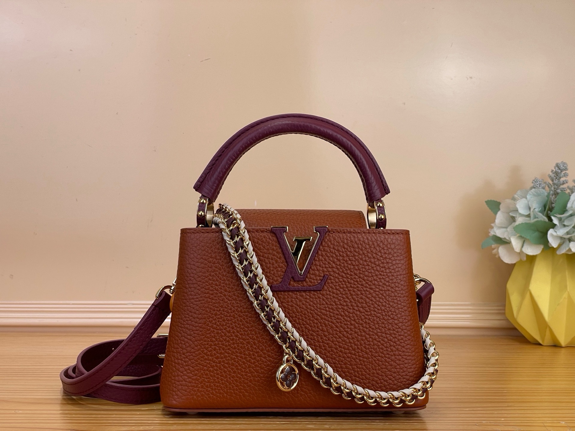 NO:851733,Top Original [Caucines mini handbag] m28688 Brown/Fuchsia (Color Block - Braid) The Caucines collection introduces a mini jw version of this iconic dual carry style. It is an interwoven capsule that highlights superb handcraftsmanship on a reimagined woven chain and enamel monogram flower charm. It is available in a chic and timeless colorway, embellished with the iconic LV initials, which opens to reveal a contrasting lining. Size 14 x 21 x 8 cm 105121150 (length x height x width),,louis vuitton19860909顶级原单【Caucines mini 手袋】m28688 棕色/紫红（拼色-编织） Caucines系列推出了这个标志性的双重携带风格的mini jw版本.它属于交织胶囊,在重新想象的编织链和珐琅字母图案花吊饰上突出了精湛的手工工艺.它以別緻和永恆的配色提供,上面裝飾著標誌性的LV首字母,開啟後露出對比鮮明的襯裡. 尺寸14 x 21 x 8 厘米 105121150 (长度 x 高 x 宽),,louis vuitton,Bag