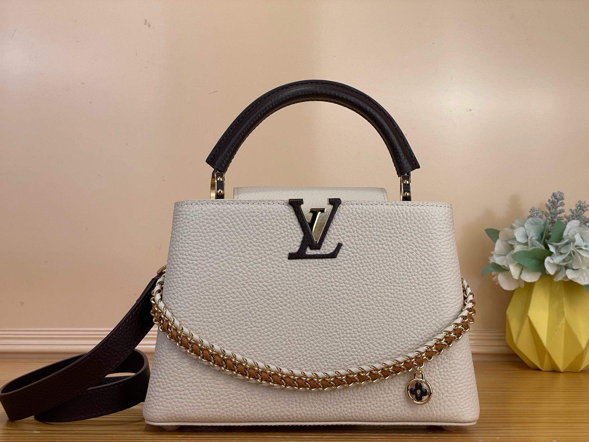 NO:851741,Top Original [Caucines MM Handbags] m28688 White/Black (Color Block - Braid) The Caucines collection introduces the MM jw version of this iconic double carry style. It is an interwoven capsule that highlights superb handcraftsmanship on a reimagined woven chain and enamel monogram flower charm. It is available in a chic and timeless colorway, embellished with the iconic LV initials, which opens to reveal a contrasting lining. Size 17 x 27 × 9 cm 11521250 (length x height x width),,louis vuitton19860909顶级原单【Caucines MM 手袋】m28688 白色/黑色（拼色-编织） Caucines系列推出了这个标志性的双重携带风格的MM jw版本.它属于交织胶囊,在重新想象的编织链和珐琅字母图案花吊饰上突出了精湛的手工工艺.它以別緻和永恆的配色提供,上面裝飾著標誌性的LV首字母,開啟後露出對比鮮明的襯裡. 尺寸17 x 27 × 9 厘米 11521250 (长度 x 高 x 宽),,louis vuitton,Bag