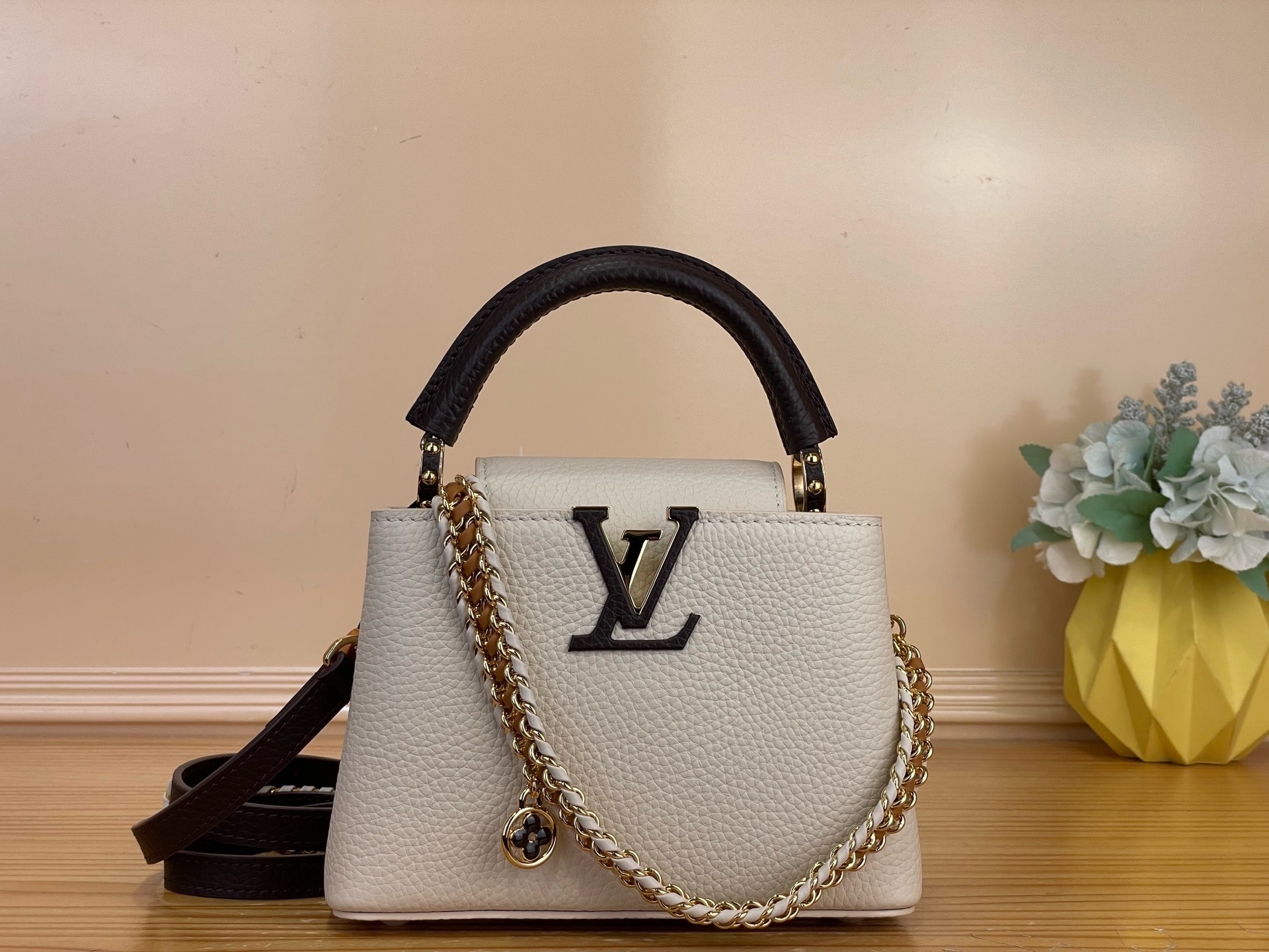 NO:851751,Top Original [Caucines Mini Handbag] m28688 White/Black (Color Block - Braid) The Caucines collection introduces a mini jw version of this iconic dual carry style. It is an interwoven capsule that highlights superb handcraftsmanship on a reimagined braided chain and enamel monogram flower charm. It is available in a chic and timeless colorway emblazoned with the iconic LV initials, which opens to reveal a contrasting lining. Size 14 x 21 x 8 cm 105121150 (length x height x width),,louis vuitton19860909顶级原单【Caucines mini 手袋】m28688 白色/黑色（拼色-编织） Caucines系列推出了这个标志性的双重携带风格的mini jw版本.它属于交织胶囊,在重新想象的编织链和珐琅字母图案花吊饰上突出了精湛的手工工艺.它以別緻和永恆的配色提供,上面裝飾著標誌性的LV首字母,開啟後露出對比鮮明的襯裡. 尺寸14 x 21 x 8 厘米 105121150 (长度 x 高 x 宽),,louis vuitton,Bag