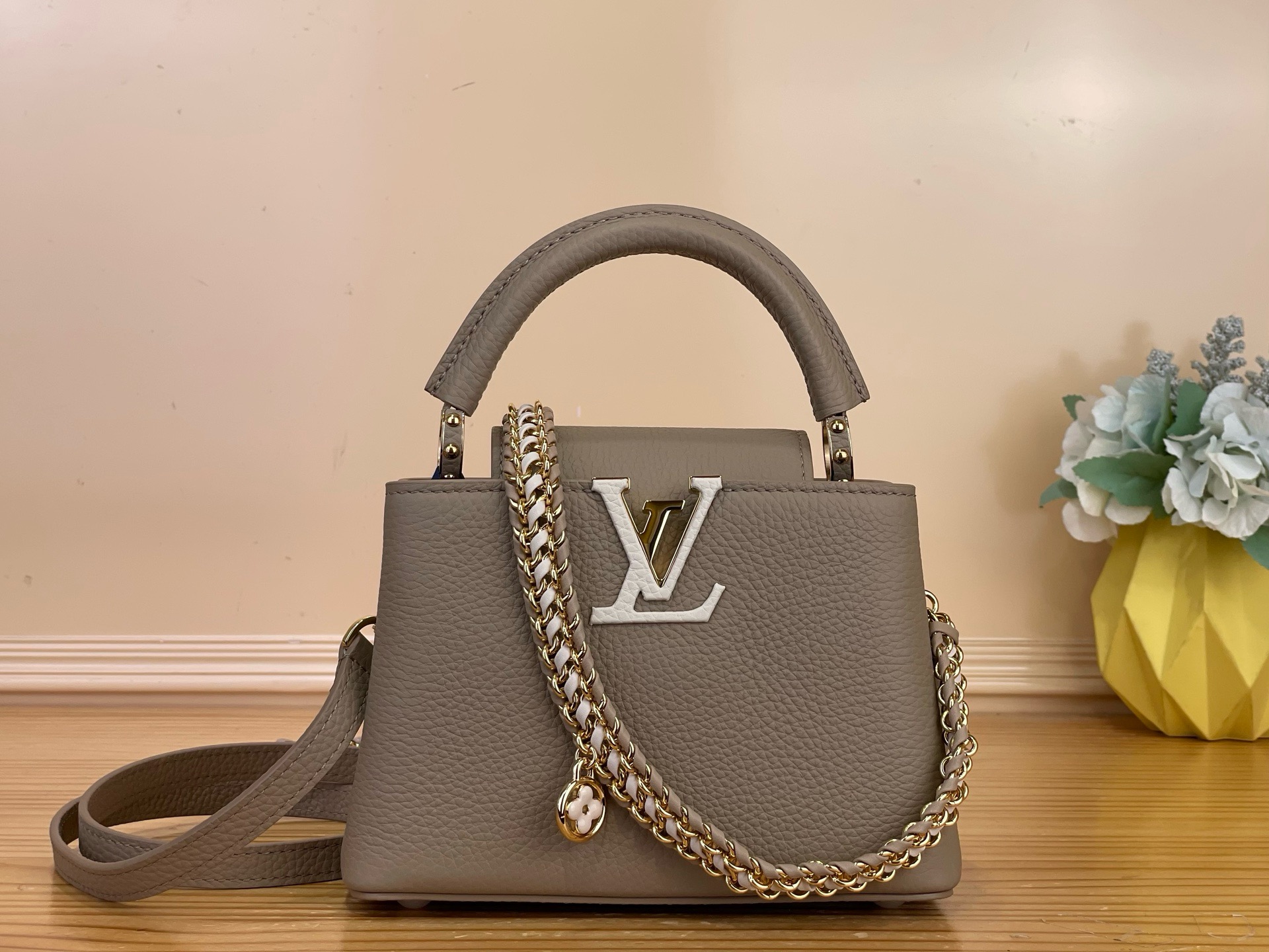 NO:851773,Top original order [CAUCINES mini handbag] m29439 black/pink (woven chain) m29440 gray (woven chain) This Caucines jw mini handbag is decorated with exquisite hand-knitted chains and enamel Monogram flowers, praising the brand's exquisite craftsmanship. The two-style fashion design is dyed with timeless colors, and the classic LV letter logo illuminates the exquisite Taurillon  Leather. Suitable for crossbody, shoulder or hand carry, change the shape as you like. Dimensions 14 x 21 x 8 cm 105121150 (length x height x width),,louis vuitton19860909顶级原单【CAUCINES 迷你手袋】 m29439 黑色/粉色（编织链条）m29440 灰色（编织链条） 本款 Caucines jw迷你手袋藉由精美手工编结链条与珐琅 Monogram 花卉装饰,礼赞品牌精湛匠艺.两式风尚设计晕染隽永色调,经典 LV 字母标识点亮精致 Taurillon 皮革.斜挎、肩背、手提皆宜,随心转换造型. 尺寸14 x 21 x 8 厘米 105121150 (长度 x 高 x 宽),,louis vuitton,Bag