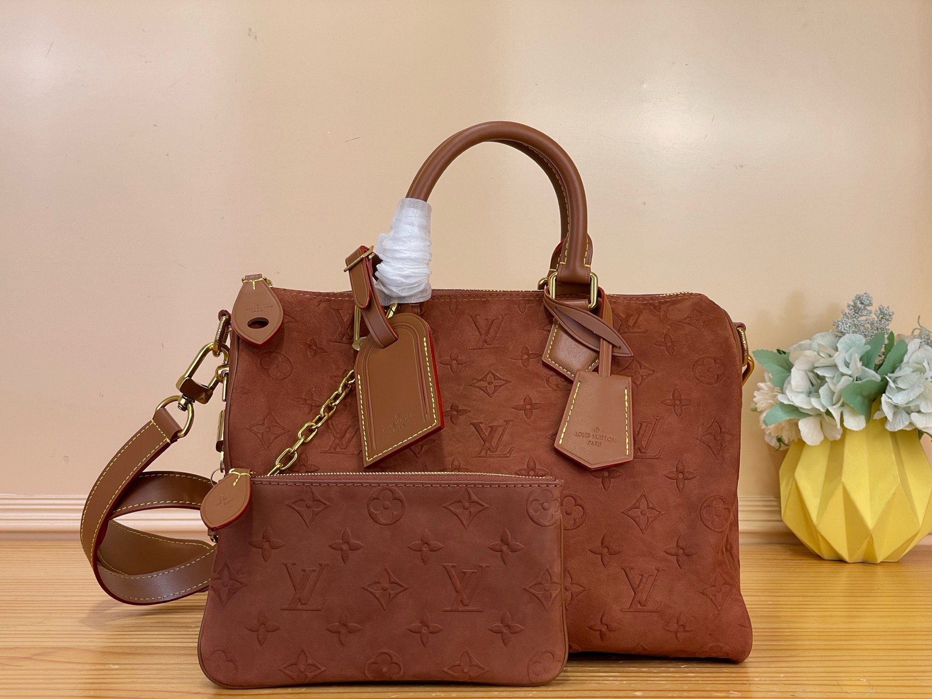 NO:851835,Top original order [Seedy 9 Bandoulière 30 Handbag] M29405 Brown/Nubuck. Monogram Sj pattern is embossed on suede leather, which highlights the elegant style with gorgeous texture. The cow leather handle, nameplate and detachable shoulder strap are rich in details. The sheepskin interior provides ample space. The detachable leather storage bag is equipped with hook buckle and chain. Dimensions 32 x 22.5 x 18 cm (length x height x  wide),,cowhide,sheepskin19860909顶级原单【Seedy 9 Bandoulière 30 手袋】M29405 棕色/磨砂 为绒面皮革压印 Monogram Sj图案,以华美质感彰显典雅格调.牛皮革手柄、名牌和可拆卸肩带丰富细节,羊皮革内里提供充裕空间,可拆卸皮革收纳袋配有钩扣和链条. 尺寸 32 x 22.5 x 18 厘米 (长度 x 高 x 宽),,cowhide,sheepskin,Bag