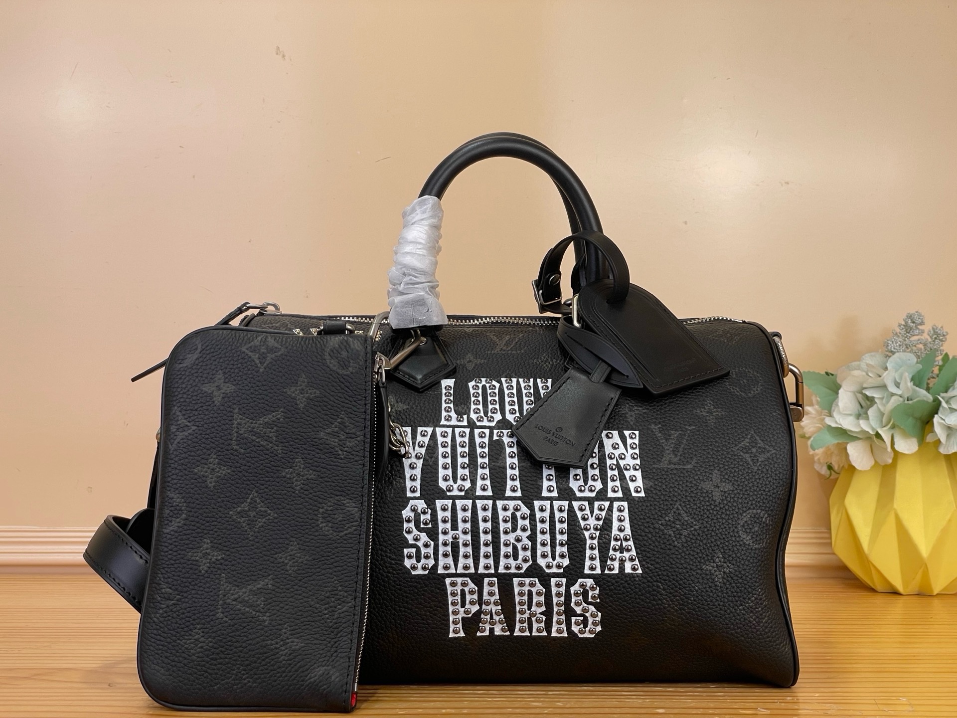 NO:851884,Top original item [Speedy Bandoulière 30 Handbag] p9-30 M26180 Black/Red The Speedy Bandoulière 30 bag is made of ultra-soft calfskin with Monogram print and is perfectly compact yet roomy enough to carry daily essentials. Meticulous details, such as the traditional side locks or the premium lambskin lining, are a testament to the exquisite craftsmanship of this bag. In addition to the top handle, there is a removable strap. Size 32 x  22.5 x 18 cm,,cowhide,sheepskin19860909顶级原单【Speedy  Bandoulière 30 手袋】p9-30 M26180 黑色/红色 Speedy  Bandoulière 30包由超柔软的小牛皮制成,带有Monogram印花,尺寸完美紧凑但足够宽敞,可以装下日常必需品.细致的细节,如传统侧锁或优质小羊皮衬里,证明了这款包的精湛工艺.除了顶部手柄外,还有一条可拆卸的带子. 尺寸32 x 22.5 x 18厘米,,cowhide,sheepskin,Bag