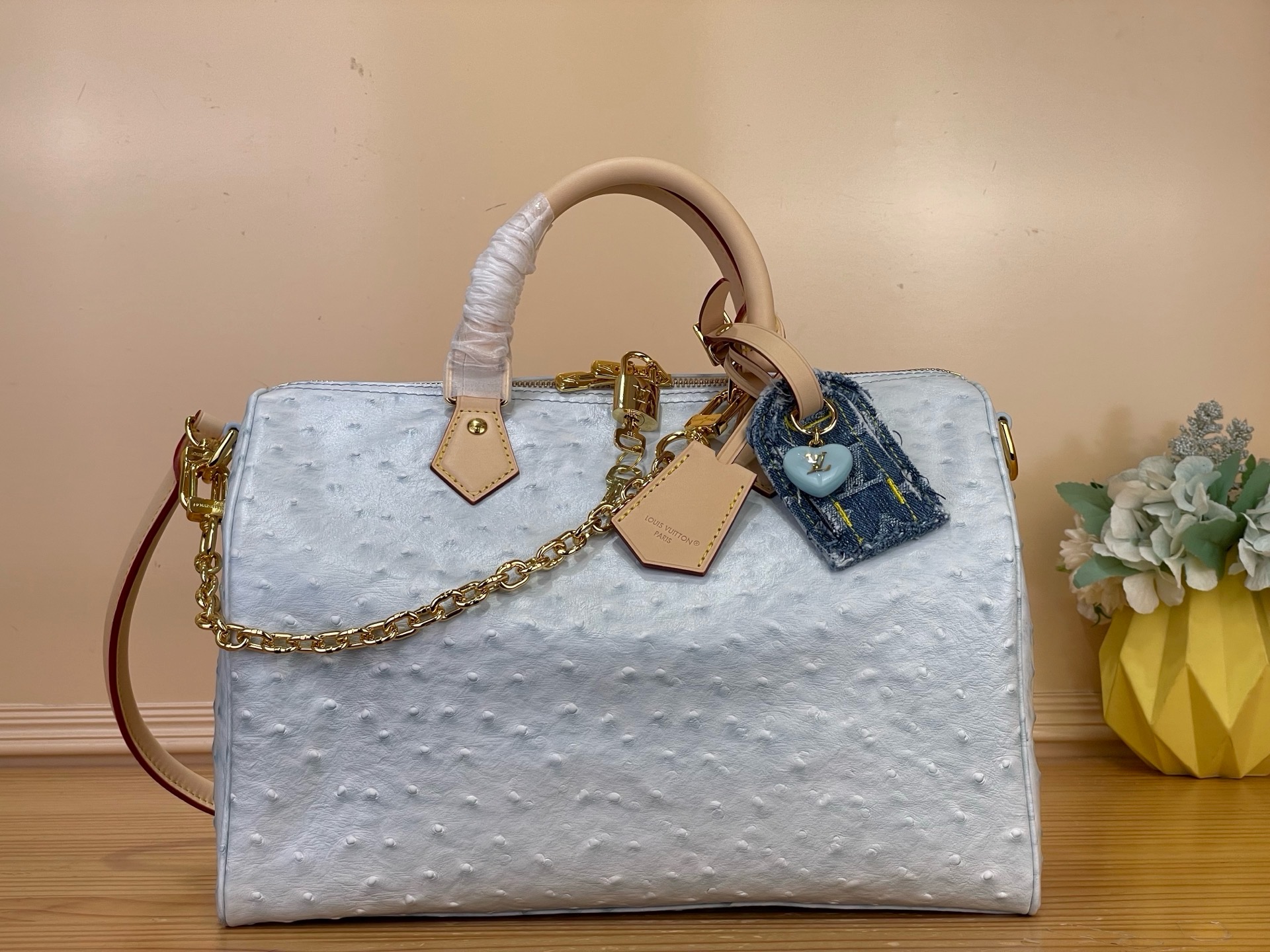 NO:851854,Top original item [SEEDY SOFT 30 BOHO handbag] M41113 blue/ostrich pattern Seedy Soft 30 Boho sj handbag is made of classic Monogram coated canvas, and then is lined with leather and zippered inner pocket to inject color contrast. Ostrich leather trim and bead chain bring together the visual focus, key bag and address plate create ingenious details, and Toron handle allows for multiple carrying methods. Size 21 x 17  x 30 cm.7518985,,ostrich skin19860909顶级原单【SEEDY SOFT 30 BOHO 手袋】M41113 蓝色/鸵鸟纹 Seedy Soft 30 Boho sj手袋取材经典 Monogram 涂层帆布,再以皮革内衬和拉链内袋注入色彩反差.鸵鸟皮革饰边和珠链汇聚视觉焦点,钥匙包和地址牌共筑巧思细节,Toron 手柄实现多种背携方式. 尺寸21 x 17 x 30 厘米.7518985,,ostrich skin,Bag