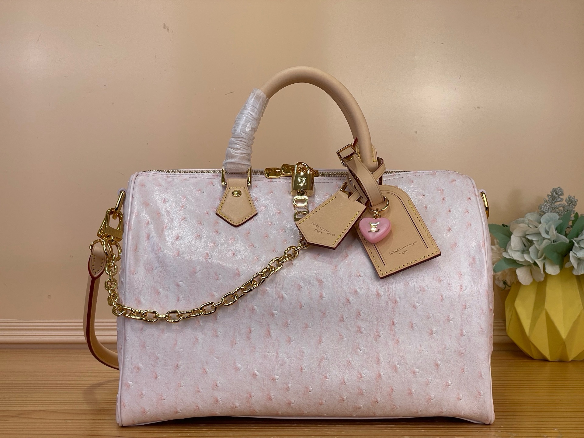 NO:851864,Top original item [SEEDY SOFT 30 BOHO handbag] M41113 pink/ostrich pattern Seedy Soft 30 Boho handbag is made of classic Monogram sj coated canvas, and then is lined with leather and zippered inner pocket to inject color contrast. Ostrich leather trim and bead chain bring together the visual focus, key bag and address plate create ingenious details, and Toron handle allows for multiple carrying methods. Size 21 x 17  x 30 cm.7518985,,ostrich skin19860909顶级原单【SEEDY SOFT 30 BOHO 手袋】M41113 粉色/鸵鸟纹 Seedy Soft 30 Boho 手袋取材经典 Monogram sj涂层帆布,再以皮革内衬和拉链内袋注入色彩反差.鸵鸟皮革饰边和珠链汇聚视觉焦点,钥匙包和地址牌共筑巧思细节,Toron 手柄实现多种背携方式. 尺寸21 x 17 x 30 厘米.7518985,,ostrich skin,Bag