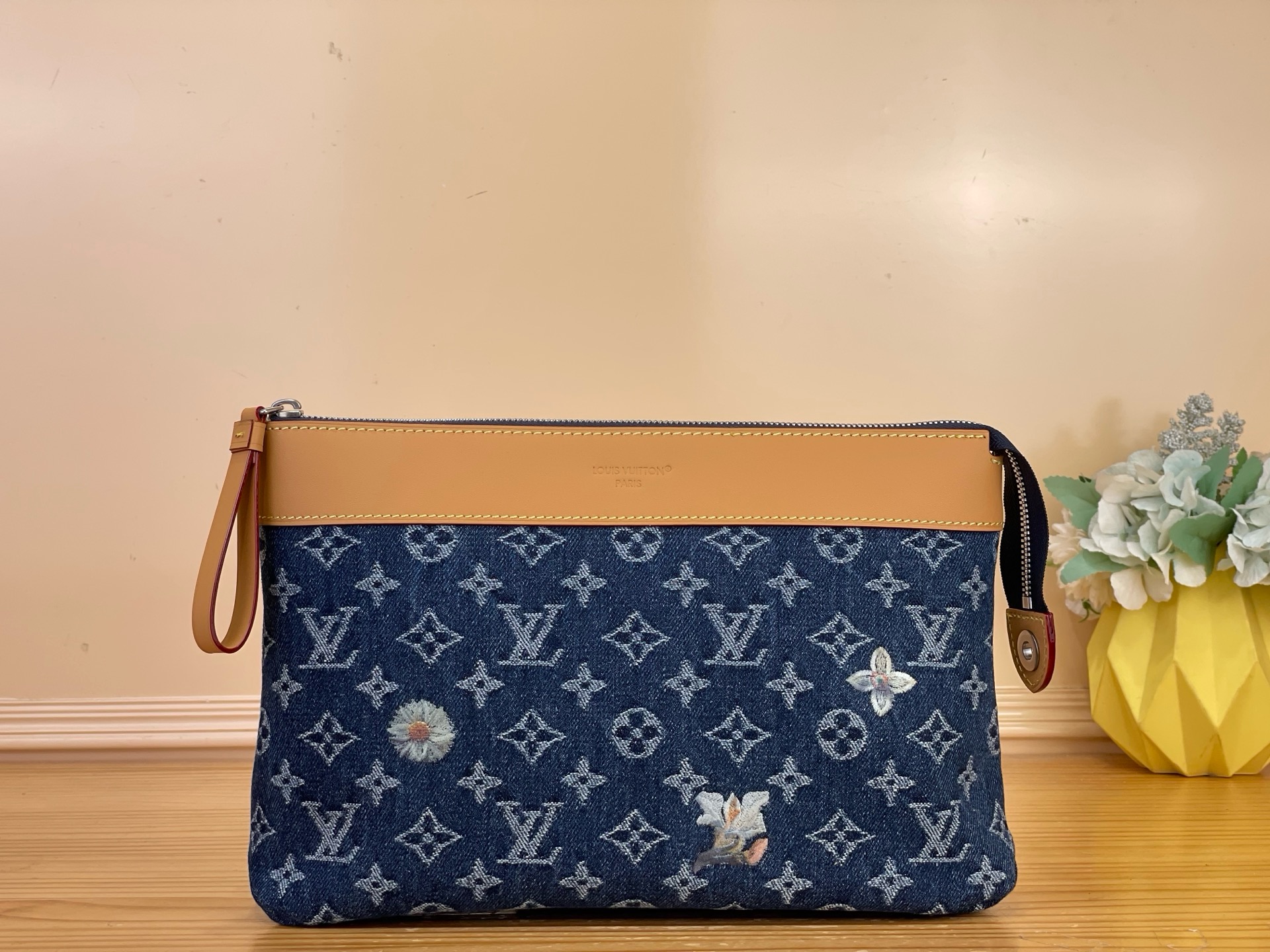 NO:851821,Top original order [OCCHETTE VOYAGE SOULE Clutch] m27559 Denim Blue/Floral This ochette Voyage Soule clutch is combined with Monogram hl floral denim and cow leather trim, and the Monogram texture is embellished with floral embroidery, cleverly creating a unique visual effect and showing a casual style. The fabric lining and the back pocket with magnetic closure add practical and sophisticated details. Size 30 x 21 x  7.5 cm 3514045 (length x height x width),,handbag,cowhide19860909顶级原单【OCHETTE VOYAGE SOULE 手拿包】 m27559 牛仔蓝/ 花卉 本款 ochette Voyage Soule 手拿包结合 Monogram hl花卉丹宁布和牛皮革饰边,为 Monogram 织纹点缀花卉刺绣,巧妙营造别致视效,展露闲逸格调.织物内衬和配备磁扣开合的后袋再添实用考究细节. 尺寸30 x 21 x 7.5 厘米 3514045 (长度 x 高 x 宽),,handbag,cowhide,Bag