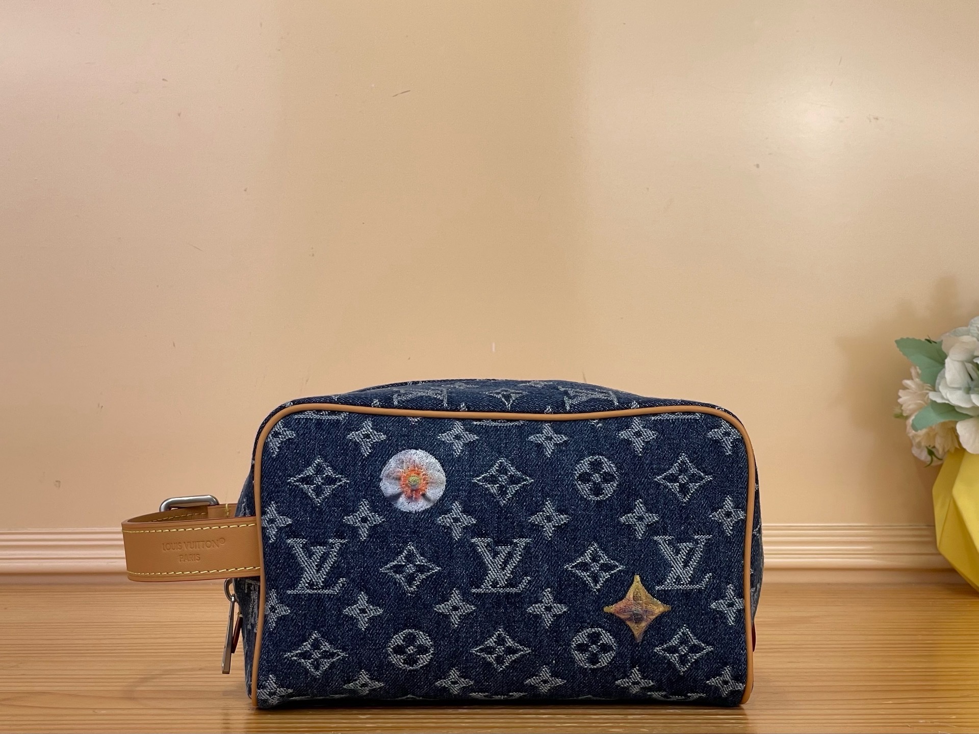 NO:851830,Top original order [LOCKER DO KIT toilet bag] m28363 Denim Blue/Floral This Locker Do Kit Hl toilet bag is made of Monogram denim to create a spring atmosphere and is decorated with exquisite floral embroidery. Wide zipper closure, with washable fabric lining, is a fashionable choice for storing toiletries. The cow leather handle is decorated with buckles, and the length is adjustable for comfort and convenience. Size 23 x 13 x 12  cm.3514045 (length x height x width),,cowhide19860909顶级原单【LOCKER DO KIT 盥洗袋】 m28363 牛仔蓝/花卉 本款 Locker Do Kit Hl盥洗袋以 Monogram 丹宁布定格盎然春意,饰以精致花卉刺绣.宽幅拉链开合,搭配可水洗织物内衬,是收纳洗漱用品的时尚之选.牛皮革手柄饰以搭扣,可调节长度带来舒适便捷体验. 尺寸23 x 13 x 12 厘米.3514045 (长度 x 高 x 宽),,cowhide,Bag