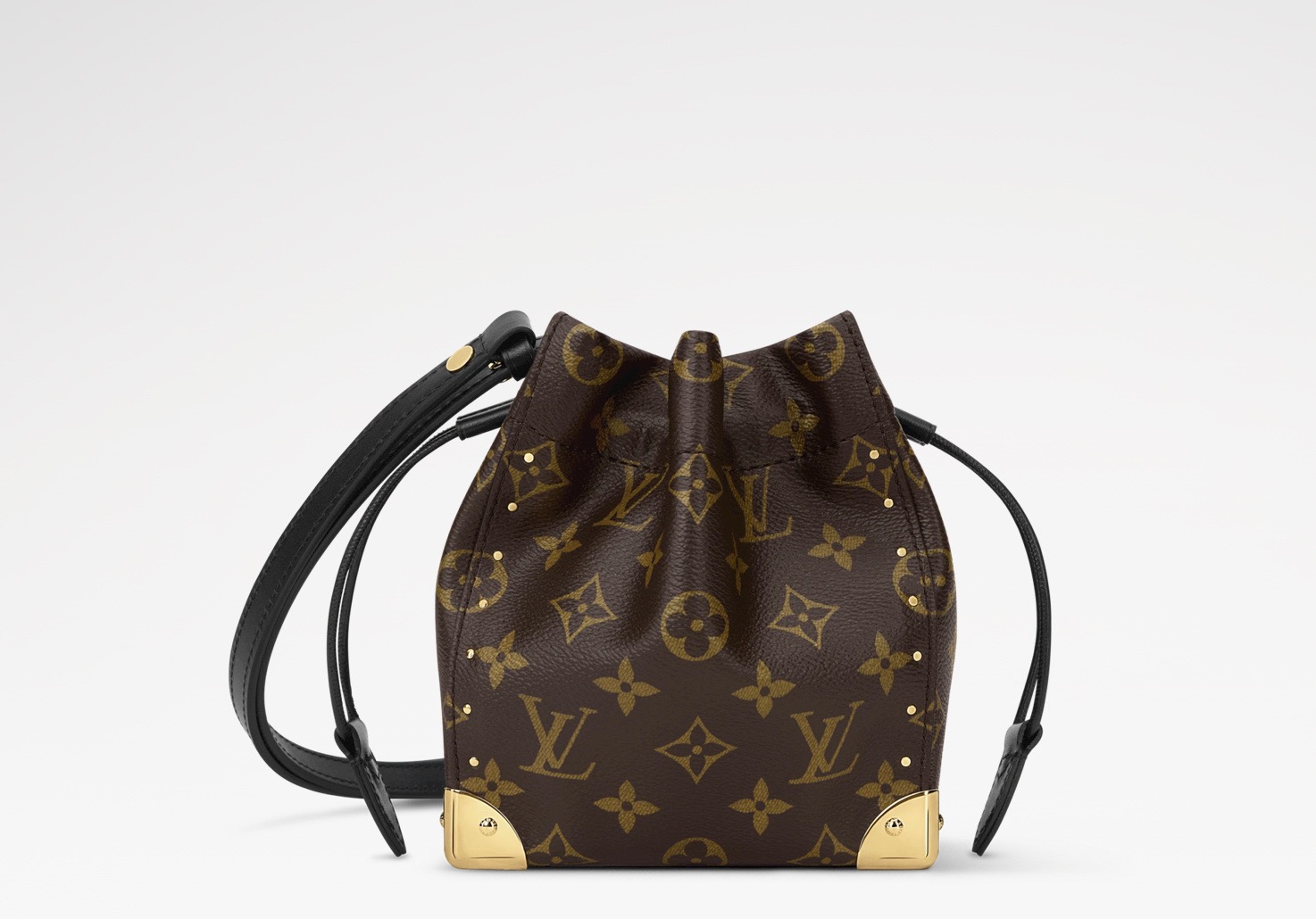 NO:851809,Top original item [NANO NO TRUNK handbag] m29323 rivets This Nano Noé Trunk hr handbag is a unique addition to the Trunk handbag family. The metallic corners derived from Louis Vuitton's archive luggage express the travel spirit rooted in the brand. The iconic Monogram canvas is paired with dazzling metal parts, and the drawstring closure puts daily necessities into a compact configuration. The adjustable shoulder strap can be used to convert it to crossbody. Size 15 x  17 x 8 cm 4715055 (length x height x width),,louis vuitton19860909顶级原单【NANO NO TRUNK 手袋】 m29323 铆钉 本款 Nano Noé Trunk hr手袋个性加入 Trunk 手袋家族,以源自路易威登典藏行李箱的金属质感包角道出植根品牌深处的旅行精神.标志性 Monogram 帆布搭配耀目金属件,抽绳开合将日常所需收入精巧构型.巧用可调节肩带,斜挎肩背随心转换. 尺寸15 x 17 x 8 厘米 4715055 (长度 x 高 x 宽),,louis vuitton,Bag