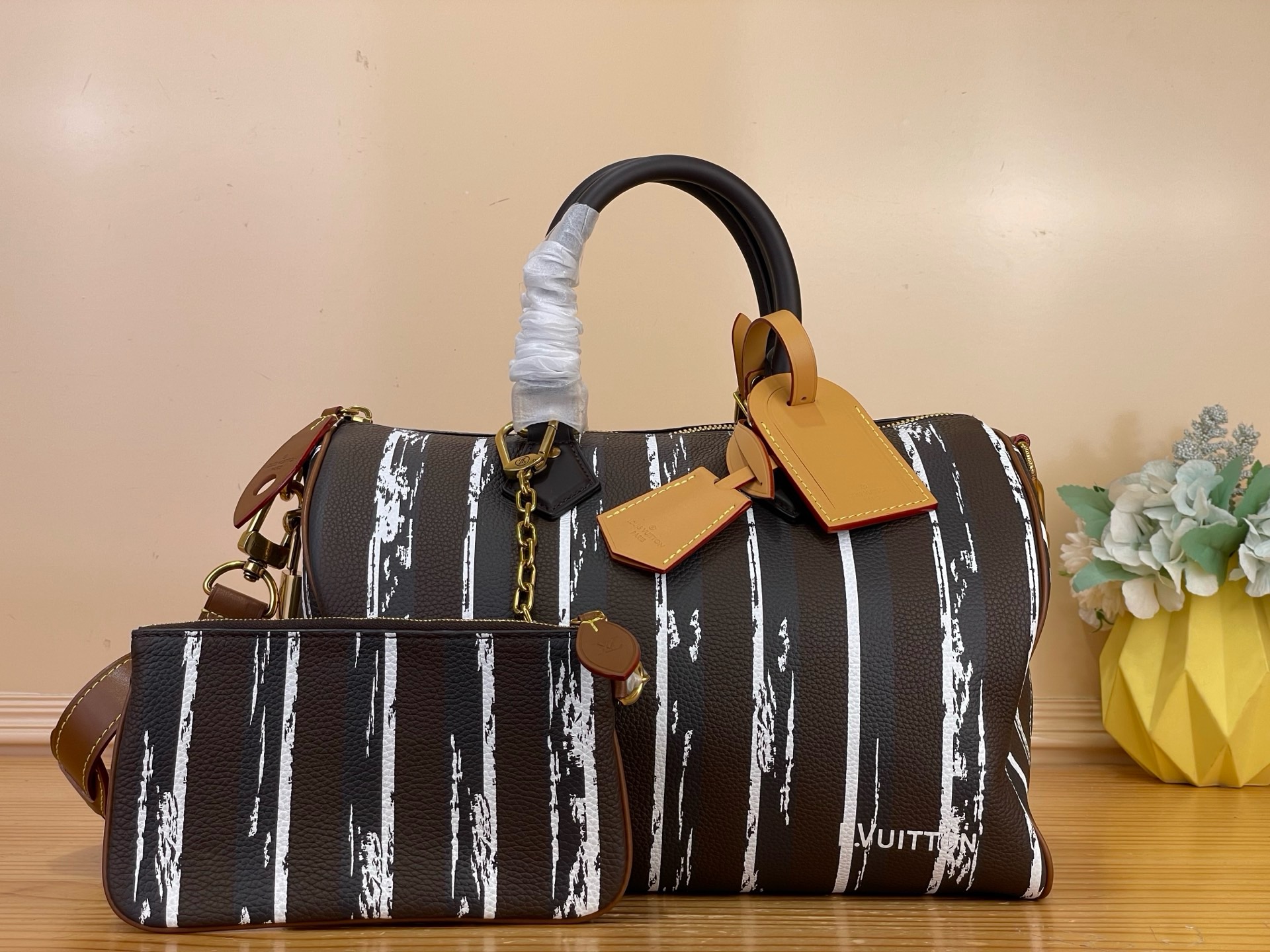 NO:852145,[Seedy 9 Bandoulière 30 Handbag] M28190 Black (Stripes) The eye-catching stripes express harrell Williams' creative interpretation of the brand's original hard case pattern, with elegant trim and sheepskin Monogram lining, making the compact structure exude elegance. The L. Vuitton logo lives in one corner. Dimensions 32 x 22.5 x 18 cm. 1001,, sheepskin19860909【Seedy 9 Bandoulière 30 手袋】M28190 黑色（条纹） 以瞩目条纹道出 harrell Williams 对品牌原始硬箱图案的创意解读,搭配考究饰边和羊皮革 Monogram 内衬,令紧凑构型流露雍容格调.L. Vuitton 标识栖身一角. 尺寸 32 x 22.5 x 18厘米.1001,,sheepskin,Bag