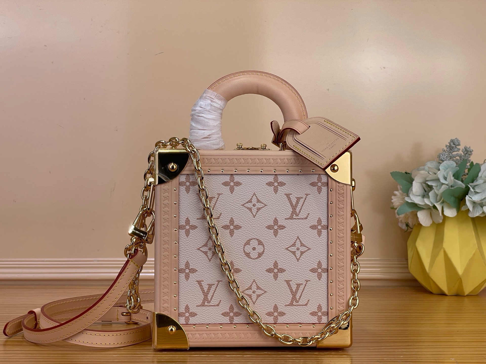 NO:852060,Top original order [Mini Square Trunk Portable Hard Case] M28676 White Flower This Mini Square Trunk st portable hard case is made of Monogram Dune coated canvas to render soft tones, just like the sun shining on the endless sand dunes, releasing a classic charm in leisure and elegance. The cow leather outlines the elegant trim, reinforced corners and S-lock locks are shiny, and the top handle and detachable metallic shoulder strap allow for flexible carrying. Size 17 x  17 x 8cm 120121350 (length x height x width),,cowhide19860909顶级原单【Mini Square Trunk 便携式硬箱】M28676 白花 本款 Mini Square Trunk st便携式硬箱以 Monogram Dune 涂层帆布渲染柔和色调,仿佛阳光洒落无垠沙丘,于闲雅之中释放经典意趣.牛皮革勾勒考究饰边,加固边角与 S-lock 锁扣闪烁熠熠莹泽,顶部手柄和可拆卸金属质感肩带实现灵活背携. 尺寸17 x 17 x 8厘米 120121350 (长度 x 高 x 宽),,cowhide,Bag