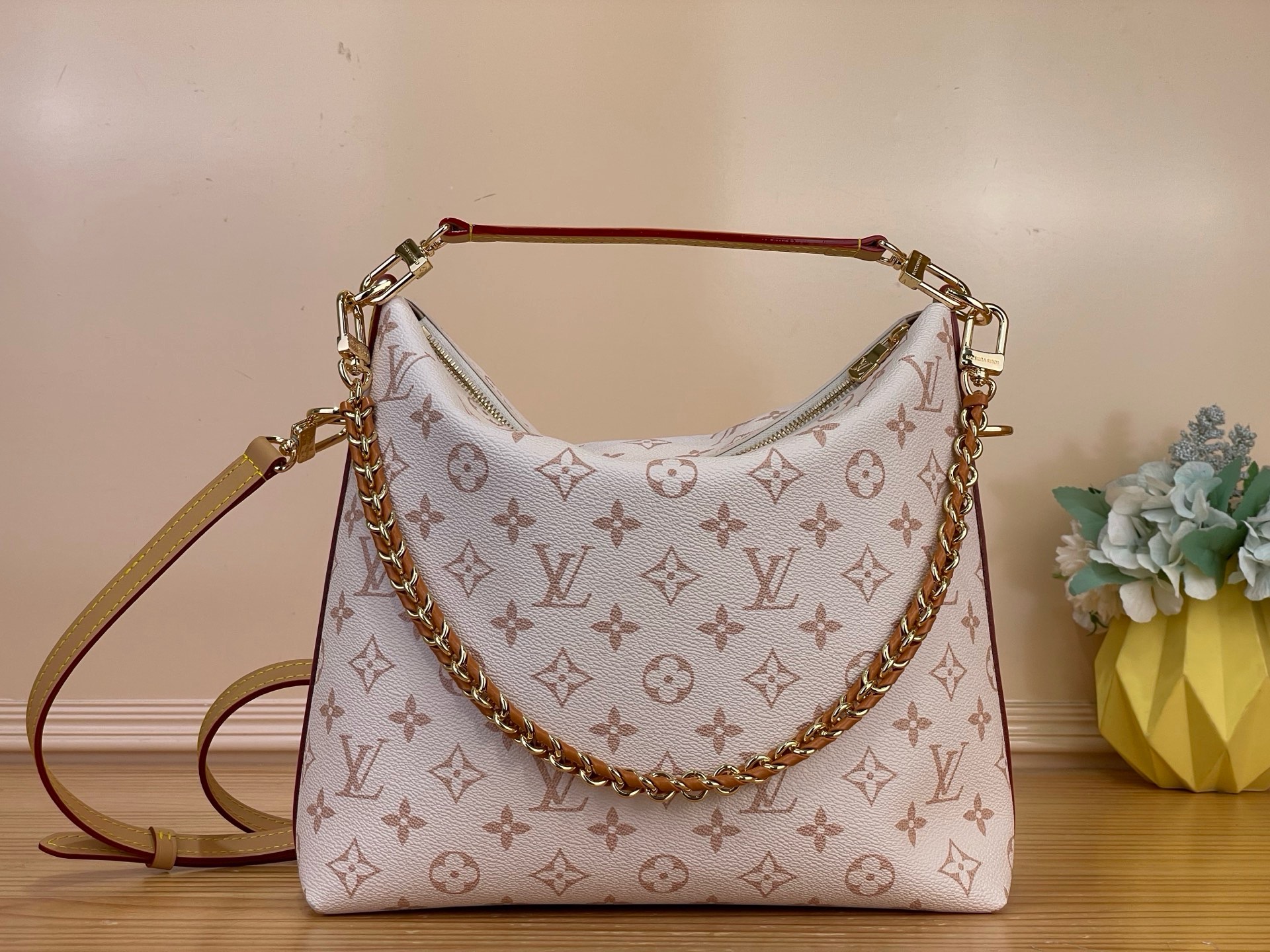 NO:852071,Top original item [Sac Multipass] M2A White Flower This Multipass bag is a contemporary style, suitable for any occasion. Evoking the Express LT bag, it is made of the iconic Monogram canvas with a flexible silhouette and contrasting natural leather trim. The gold-tone metal finish, including the removable braided chain, brings a sophisticated note to the whole. Dimensions 30x26x10 cm 5016055 (length x height x width),19860909顶级原单【Sac Multipass】 M2A 白花 这款Multipass包是一款现代款式,适合任何场合.唤起Express lt包,它由标志性的Monogram帆布制成,轮廓灵活,并带有对比鲜明的天然皮革装饰.金色金属饰面,包括可拆卸的编织链,为整体带来了精致的音符. 尺寸30x26x10厘米 5016055（长度x高度x宽度）,,Bag