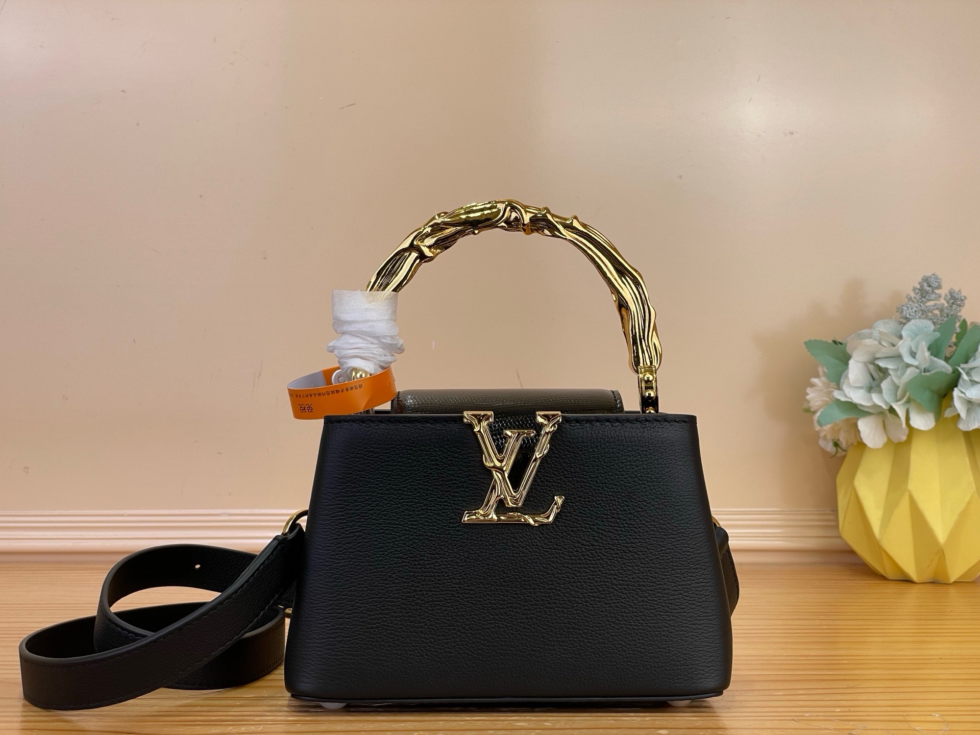 NO:851819,Top original order [CAUCINES mini handbag] m13737 black/irregular handle. This Caucines mini handbag is from the Excetionals series and is made of Taurillon sj cow leather. It is a good collection choice. Rhinestones infuse the LV letters with a jewelry texture, and the dazzling flower-shaped handle refers to the classic Flower Crown necklace design. You can switch to multiple carrying methods at will, and the flap can be folded in or out. Size 13.6 x 8 x 21  cm12012250 (height x width x length),,louis vuitton,necklace,cowhide19860909顶级原单【CAUCINES 迷你手袋】 m13737 黑色/不规则手柄 本款 Caucines 迷你手袋出自 Excetionals 系列,以 Taurillon sj牛皮革演绎收藏佳选.莱茵石为 LV 字母注入珠宝质感,耀目花卉形状手柄援引经典 Flower Crown 项链设计.可随心切换多种背携方式,翻盖内收或外置皆宜. 尺寸13.6 x 8 x 21 厘米12012250 (高 x 宽 x 长度),,louis vuitton,necklace,cowhide,Bag