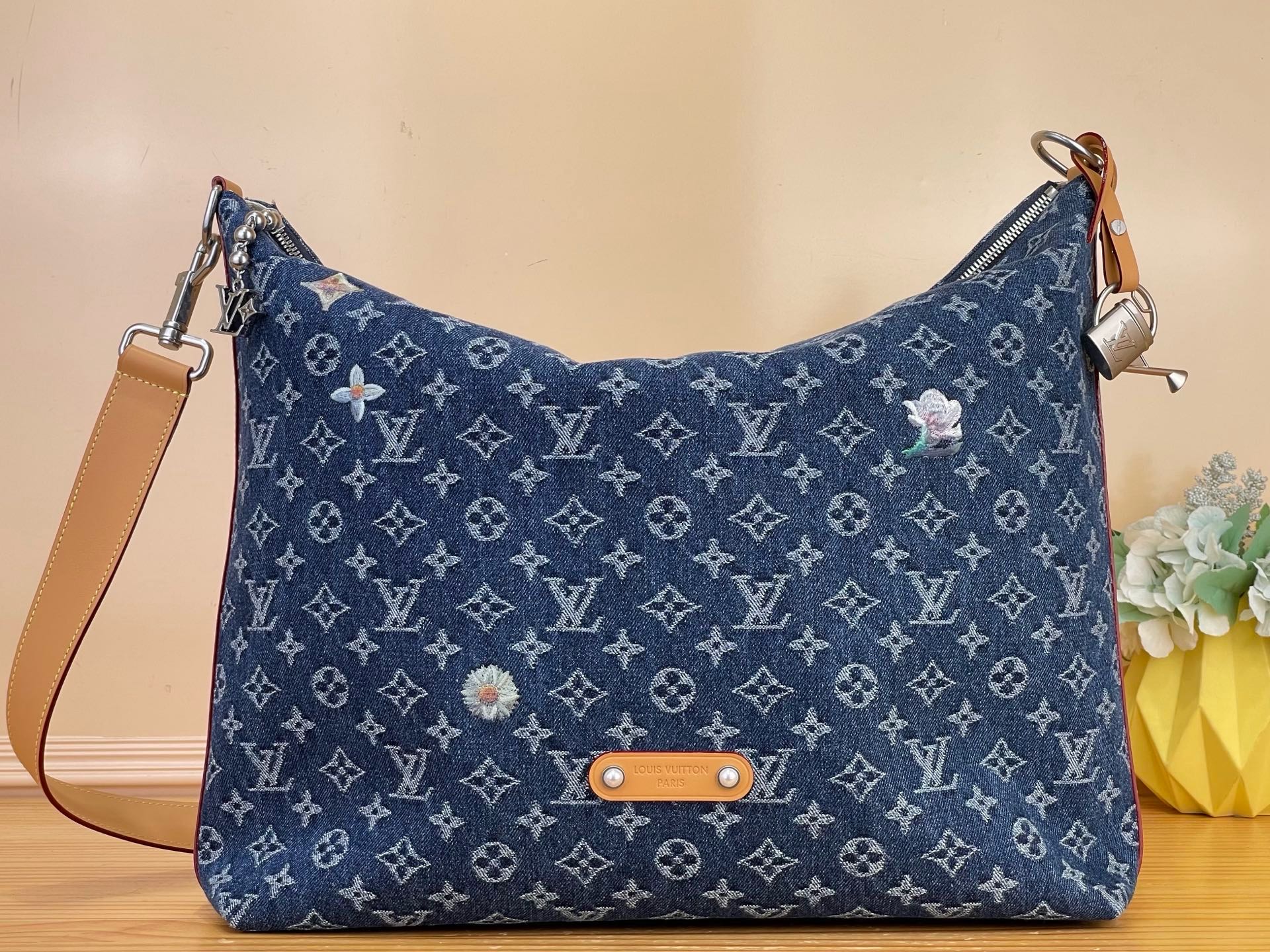 NO:851785,Top original item [VAGABOND HOBO handbag] m27555 denim blue/flower This Vagabond Hobo hl handbag is made of Monogram floral denim, with Monogram patterns, floral embroidery and elegant elements woven into the jacquard base, showing delicate texture and color contrast. The close-fitting configuration is suitable for cross-body or shoulder carry, creating an elegant and practical comfortable experience. Size 48 x 38 x 14 cm  7018085 (length x height x width),19860909顶级原单【VAGABOND HOBO 手袋】 m27555 牛仔蓝/花卉 本款 Vagabond Hobo hl手袋取材 Monogram 花卉丹宁布,为提花基底织入 Monogram 图案、花卉刺绣和考究元素,呈现细腻肌理与色彩反差.贴身构型适宜斜挎或肩背,打造优雅实用的舒适体验. 尺寸48 x 38 x 14 厘米 7018085 (长度 x 高 x 宽),,Bag