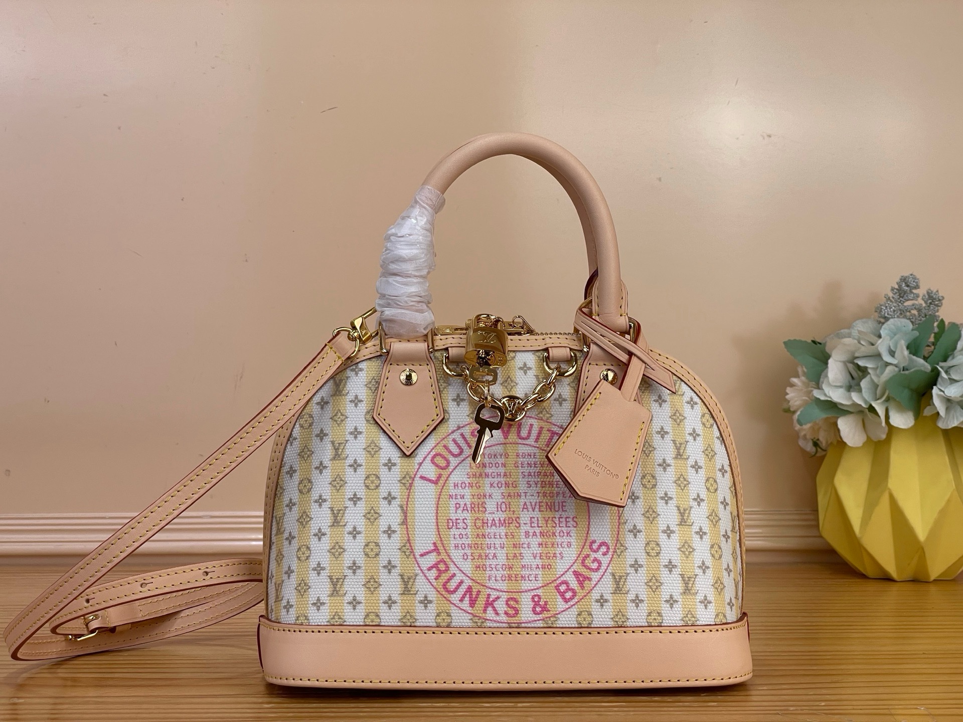 NO:852144,Top original order [ALMA BB handbag] m28672 Summer This LV Stam series Alma BB handbag is reinterpreted this season with fresh colors. The body of the bag is decorated with the classic mini Monogram HL pattern, and the front is embellished with the Louis Vuitton seal, paying tribute to the brand's long tradition of making boxes. The unique floral lining adds surprise details, and the chain is decorated with the iconic LV Circle.  This collection of masterpieces comes with exclusive packaging, imbued with the charming style of the Côte d'Azur. It comes with limited edition charms and the brand's iconic beach hut handbag to enjoy the leisurely fun of midsummer - limited edition, subject to availability. Dimensions 23.5 x 17.5 x 11.5 cm 5816070.. (Length x Height x Width),, louis vuitton, louis vuitton19860909顶级原单【ALMA BB 手袋】 m28672 夏天 本款 LV Stam 系列 Alma BB 手袋于本季焕新演绎,采用清新配色.包身铺陈迷你 Monogram Hl经典图案,正面点缀路易威登印章,致敬品牌悠久的制箱传统.别出心裁的花卉内衬增添惊喜细节,链条缀以标志性 LV Circle 装饰. 本系列臻作搭配专属包装,浸染蔚蓝海岸的迷人风情,随附限定挂饰与品牌标志性海滩小屋手袋,尽揽盛夏悠然意趣——限量呈献,售完即止. 尺寸23.5 x 17.5 x 11.5 厘米 5816070.. (长度 x 高 x 宽),,louis vuitton,louis vuitton,Bag