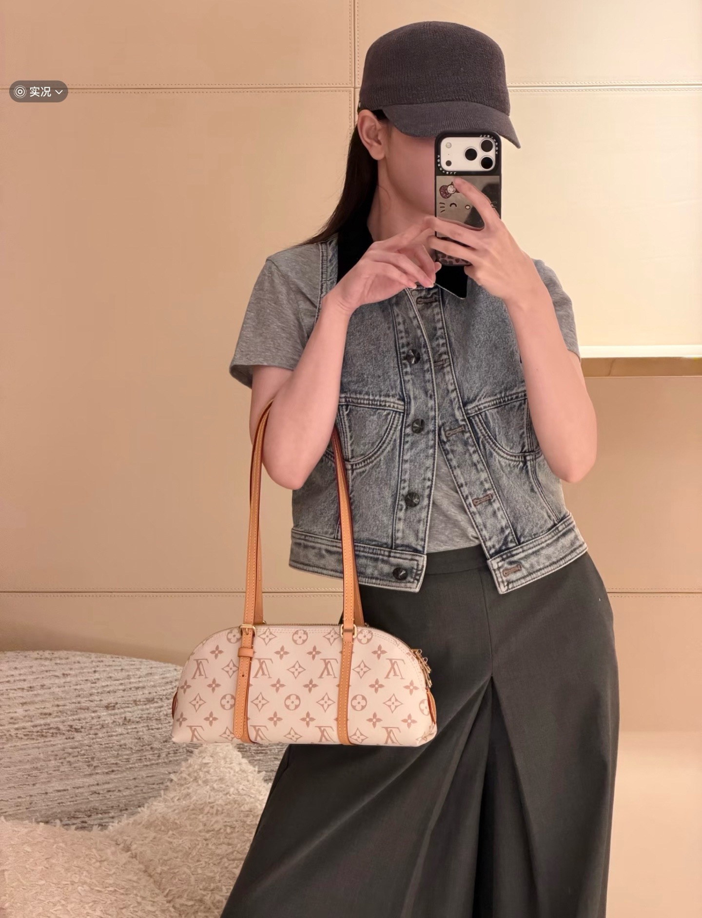 NO:851999,【Squire East West Handbag】M2A457 White Flower Model Picture,19860909【Squire East West 手袋】M2A457 白花 模特图,,Bag
