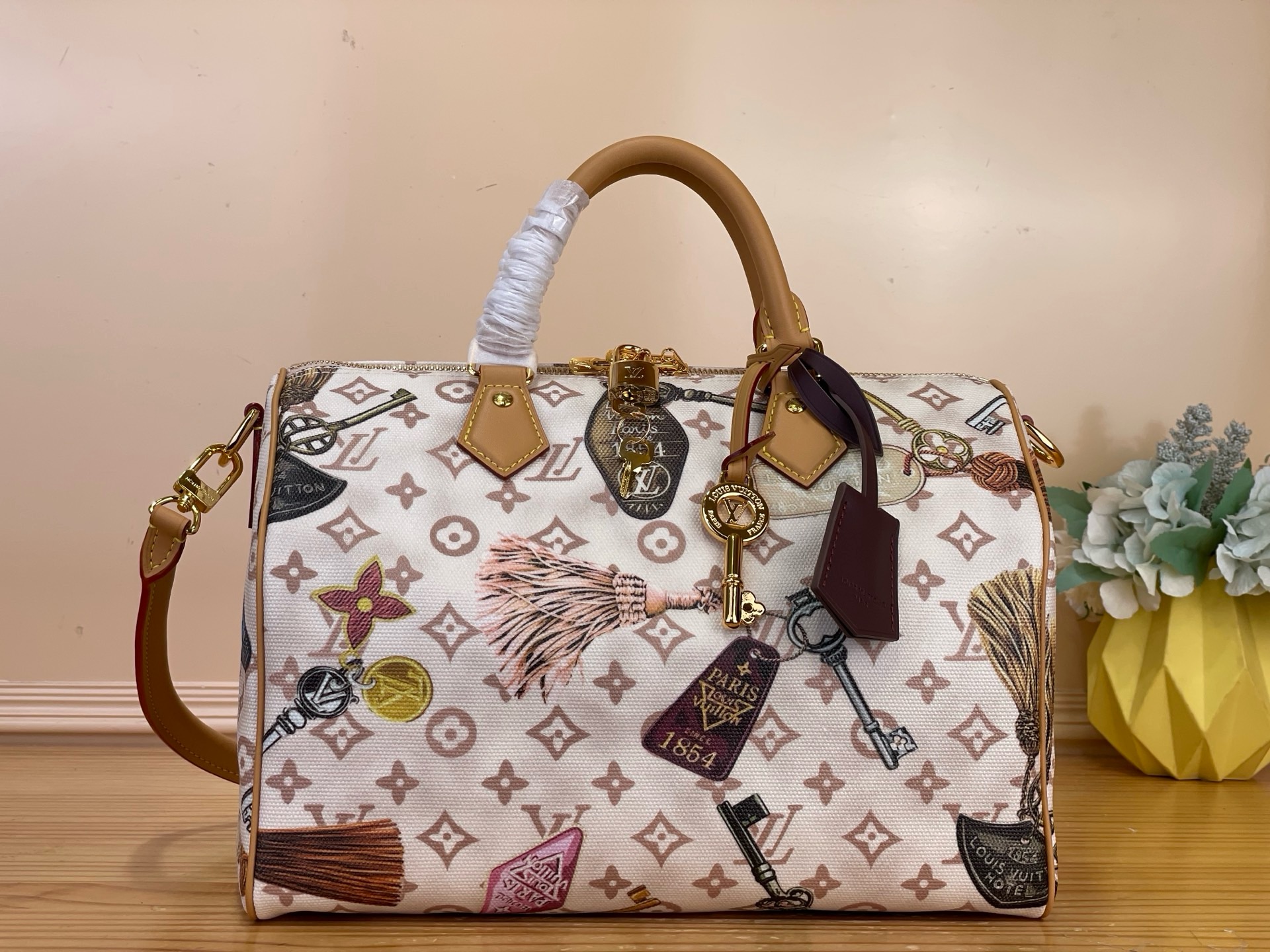 NO:851870,Top original order [Getaway Seedy 30 Soft handbag] M29377 white flower/emblem silk screen from the Flight Mode Lt series, meeting the needs of travel enthusiasts. The bag body is made of horizontally printed canvas, echoing this season's ready-to-wear patterns. It has ample capacity to easily store what you need for weekend trips. The logo key bag and detachable keychain add the finishing touch. Dimensions 30 x 21 x 17 cm 6317075,,keychain19860909顶级原单【 Getaway Seedy 30 Soft 手袋】M29377 白花/徽章丝印 出自 Flight Mode Lt系列,契合旅行爱好者需求.包身取材横向印花帆布,呼应本季成衣图案.充裕容量轻松收纳周末出行所需.标识钥匙包与可拆卸钥匙扣平添点睛之笔. 尺寸 30 x 21 x 17厘米 6317075,,keychain,Bag
