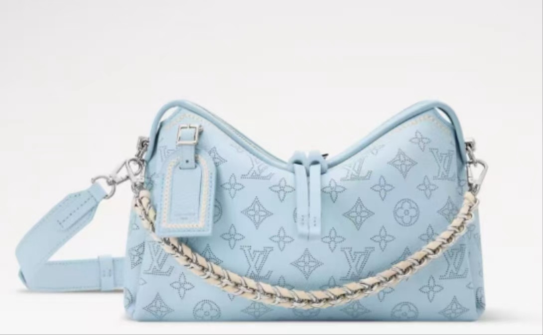 NO:852049,Top Original [Sac Hand It All M] m29317 Blue/Skeleton (Embroidered) From the Back to School collection, this Hand It All M bag is dressed in House's signature Mahina Ys calfskin in rosemary green. This version is decorated with a perforated Monogram pattern and is adorned with a woven chain made of light gold metal and a decorative address holder. Offering multiple wearing options, it has a flat inner pocket to store small personal items.  Dimensions 29x18x13 cm.8219085 (length x height x width),,cowhide19860909顶级原单【Sac Hand It All M】 m29317 蓝色/镂空（刺绣） 来自返校系列,这款Hand It All M包穿着House标志性的Mahina Ys小牛皮,呈迷迭香绿色.这个版本装饰着穿孔的Monogram图案,装饰着由浅金色金属制成的编织链和装饰性地址持有人.提供多种穿戴选择,它有一个扁平的内袋,可以存放小件个人物品. 尺寸29x18x13厘米.8219085（长度x高度x宽度）,,cowhide,Bag