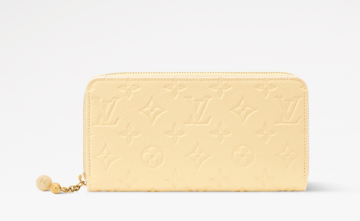 NO:851909,[Ziy Zipper Wallet] m28969 Chicken Yellow/Flower From the print of Monogram·Fuiyuage that decorates the interior, to the zipper puller with exquisite enamel finish engraved with Monogram·Flower, feminine details shine everywhere, 'ZiyWolett' that is only available in this season. In the Monogram symbol of Maison finished in banana color  Amlant leather, with a unique contrasting paint border. Equipped with multiple storage spaces and 12 card slots to safely organize valuables. Dimensions 19.5 x 10.5 x 2.5 cm (width x height x sides),19860909【Ziy 拉链钱夹】m28969 小鸡黄/花卉 从装饰内部装修的Monogram·Fuiyuage的印花,到刻有Monogram·Flower的精致珐琅饰面的拉链拉手,女性化的细节到处闪耀,只有这个季节才有的“ZiyWo莱特”.在以香蕉色完成的Maison象征的Monogram Amlant皮革上,加上了独特对比鲜明的油漆边框.配备了可以安全整理贵重物品的多个储物空间和12个卡槽. 尺寸19.5 x 10.5 x 2.5厘米（宽x高x边）,,Bag