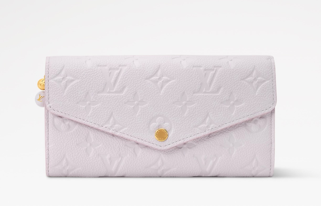 NO:851921,[Sarah Wallet] m29465 Light Purple/Floral 'ortefoille Sara' comes in a chic sweet lavender color suitable for the coming season. It is finished with Monogram Amlant leather that symbolizes the Maison. It has an envelope-style design that is firmly fastened with buckles, and the zipper pull with a charm adds to the gorgeousness. In addition to multiple pockets and compartments for bills and change, the interior is equipped with 16 card slots. Size 19 x 10.5 x  2 cm (width x height x sides),19860909【Sarah 钱夹】m29465 浅紫色/花卉 以适合接下来季节的别致的甜薰衣草色登场的“ortefoille Sara”.用象征Maison的Monogram·Amlant皮革完成,用卡扣牢牢扣紧的信封风设计,带有吊饰的拉链拉手增添了华丽.内部除了纸币和零钱用的多个口袋和隔间外,还配备了16个卡槽. 尺寸19 x 10.5 x 2厘米（宽x高x边）,,Bag