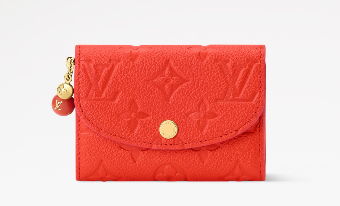 NO:851933,[ROSALIE Coin Purse] M28987 Apricot/Floral m28986 Chick Yellow m28989 Red Praising elegance and femininity, this season's coin purse 'Portomone Rozari'. Monogram in delicate tones decorated with contrasting paint  Amlant leather. 2 delicate sphere charms are decorated with swinging decorative zipper pulls, and when the flap is opened, the Monogram Fuiyuage print appears. Compact design with multiple pockets and card slots to securely store valuables. Dimensions 11 x 8 x 2.5 cm (WxHxS), wallets19860909【ROSALIE 零钱包】 M28987 杏色/花卉 m28986 小鸡黄 m28989 红色 赞美优雅和女性气质,本季的零钱包“波托莫内·罗扎里”.用对比鲜明的油漆装饰了精致色调的Monogram Amlant皮革.2个精致的球体吊饰被摆动的装饰性拉链拉手装饰,打开翻盖后,就会出现MonogramFuiyuage印花.配有多个口袋和卡槽的紧凑设计,可以牢牢地收纳贵重物品. 尺寸11 x 8 x 2.5厘米（宽x高x边）,,wallets,Bag