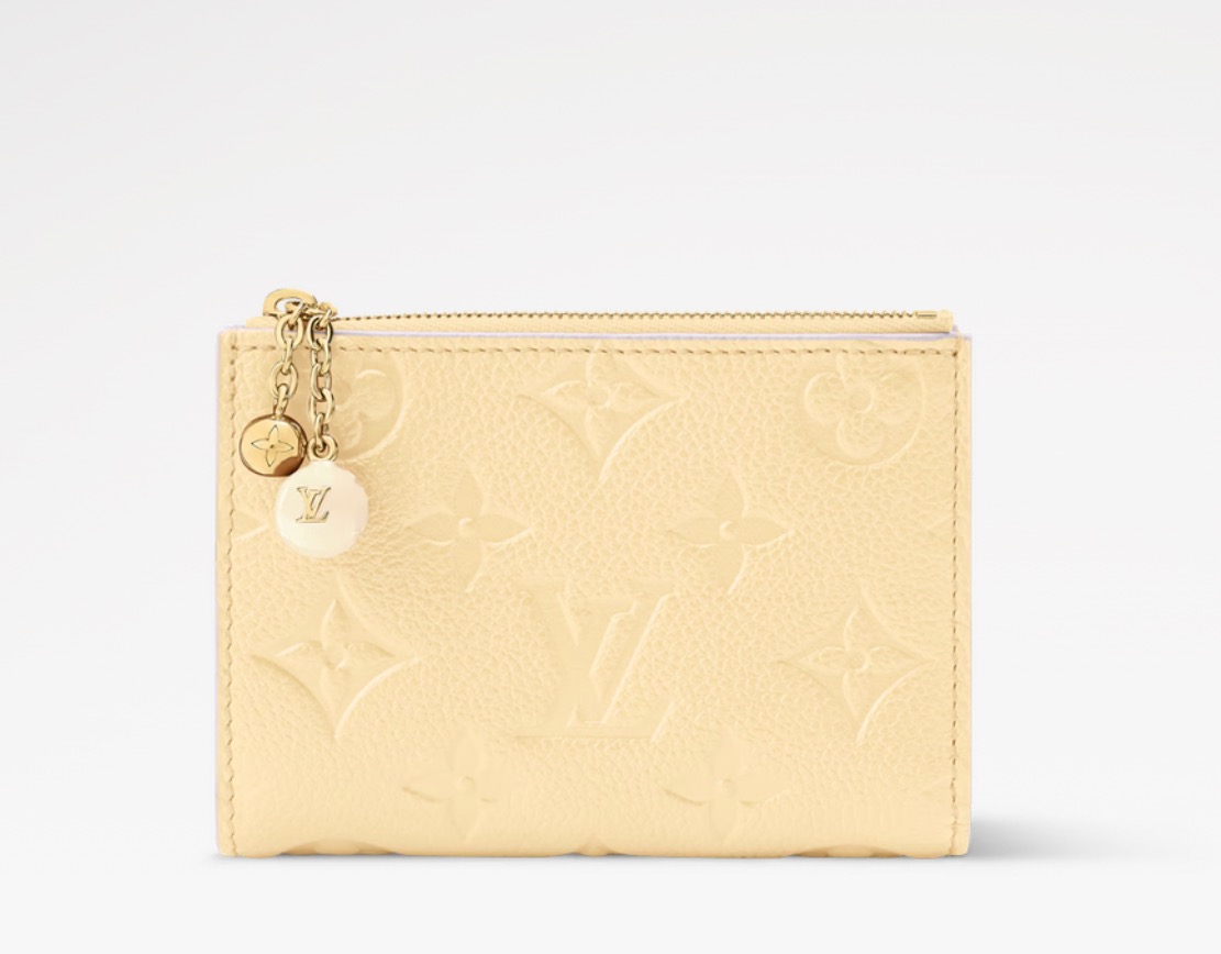 NO:851944,[Lisa Wallet] m28980 Apricot/Flower m28981 Red m29251 Light Purple m29350 Chicken Yellow Exquisite Monogram·Fuyuage  The lining decorated with a print adds a feminine impression, and the attention to detail shines in the 'ortfoille Lisa'. In the iconic Monogram Amplant leather, it is matched with trimmings in a contrasting paint finish, and metal pieces with Monogram flowers and LV logo add color to the zipper pull. In addition to multiple pockets to store banknotes and change, there are 4 card slots for elegant items. Dimensions 9 x 11.5 x  1.5 cm (width x height x sides),,louis vuitton,tom ford19860909【Lisa 钱夹】m28980 杏色/花卉 m28981 红色 m29251 浅紫色 m29350 小鸡黄 精致的Monogram·Fuyuage 装饰有印花的衬里增添了女性化的印象,对细节的讲究闪耀着“ortfoilleLisa”.在标志性的Monogram·安普朗特皮革上,搭配了对比鲜明的油漆饰面的镶边,以及带有Monogram·花和LV标志的金属件增添色彩的拉链拉手.除了可以收纳纸币和零钱的多个口袋外,还有4个卡槽的优雅物品. 尺寸9 x 11.5 x 1.5厘米（宽x高x边）,,louis vuitton,tom ford,Bag