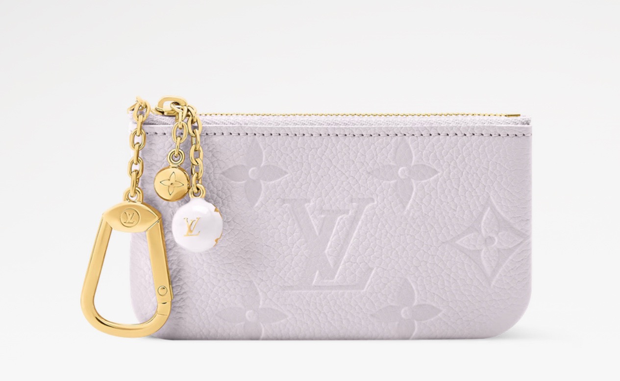 NO:851953,[Coin purse] m28992 light purple/flower m28993 apricot  The card & key case 'Pocket Key' is reinterpreted in chic colors unique to this season. It is a piece embellished with feminine details, starting with the delicate Monogram Fyuage print that decorates the interior. Monogram Amplant leather is trimmed with contrasting paint, and two sphere charms with Monogram Flower and LV logo add color to the zipper pull. The compact and practical size allows you to neatly store essential cards and change.  Dimensions 12 x 7 x 1.5 cm (width x height x sides),,louis vuitton,wallets19860909【零钱包】m28992 浅紫色/花卉 m28993 杏色 以本季特有的别致色彩重新诠释的卡片&钥匙盒“口袋钥匙”.以装饰在内部装修的细腻的Monogram·Fyuage印花为首,点缀着女性化的细节的单品.用对比鲜明的油漆将Monogram·安普朗特皮革镶边,配上带有Monogram·Flower和LV标志的2个球体吊饰增添色彩的拉链拉手.小巧而实用的尺寸,可以整齐地收纳必需品的卡片和零钱. 尺寸12 x 7 x 1.5厘米（宽x高x边）,,louis vuitton,wallets,Bag