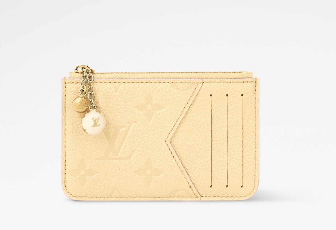 NO:851964,[ROMY Card Holder] m28984 Red/Floral m28985 Chicken Yellow The card holder 'Porto Cato Romy' is reinterpreted with a feminine touch unique to this season and is attractive with exquisite details. Monogram Amlant is edged with contrasting paint.  The leather interior is painted with a delicate Monogram·Fuyuage print and is accented by a decorative zipper pull with 2 sphere charms. Small and practical design, equipped with 3 card slots and zippered pocket. Dimensions 12 x 8 x 0.8 cm (width x height x sides),19860909【ROMY 卡夹】 m28984 红色/花卉 m28985 小鸡黄 精致的细节很有魅力,以本季特有的女性化触感重新诠释的卡包“波尔图·卡托·罗米”.用对比效果强的油漆镶边的Monogram·Amlant 皮革的内饰上涂有细腻的Monogram·Fuyuage印花,配上2个球体吊饰的装饰性拉链拉手作为重点苏.小巧而实用的设计,配有3个卡槽和带拉链的口袋. 尺寸12 x 8 x 0.8厘米（宽x高x边）,,Bag