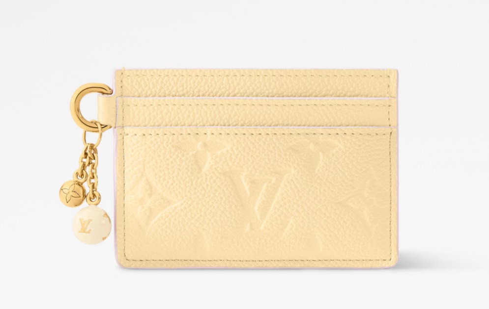 NO:851875,[Card Holder] m28995 Apricot/Floral m28994 Chick Yellow m29250 Light Purple Card holder 'Porto Kurt LV' that adds a feminine accent to fashion items  'Charm'. Monogram Amlant leather in this season's unique color, 2 sphere charms with Monogram Flower and LV logos add charm to the zipper pull. Functional design with 2 card slots on each side, and the central compartment is decorated with a delicate Monogram Fuiyuage print. Dimensions 10.2 x 7.3 x 0.3 cm (width x height x sides), louis vuitton19860909【卡夹】m28995 杏色/花卉 m28994 小鸡黄 m29250 浅紫色 为时尚单品增添女性化口音的卡包“波尔图 库尔特·LV 魅力”.本季特有的颜色的Monogram·Amlant皮革,带有Monogram·Flower和LV标志的2个球体吊饰增添了魅力的拉链拉手.两侧各有2个卡槽的功能性设计,中央隔间装饰着精致的Monogram·Fuiyuage印花. 尺寸10.2 x 7.3 x 0.3厘米（宽x高x边）,,louis vuitton,Bag