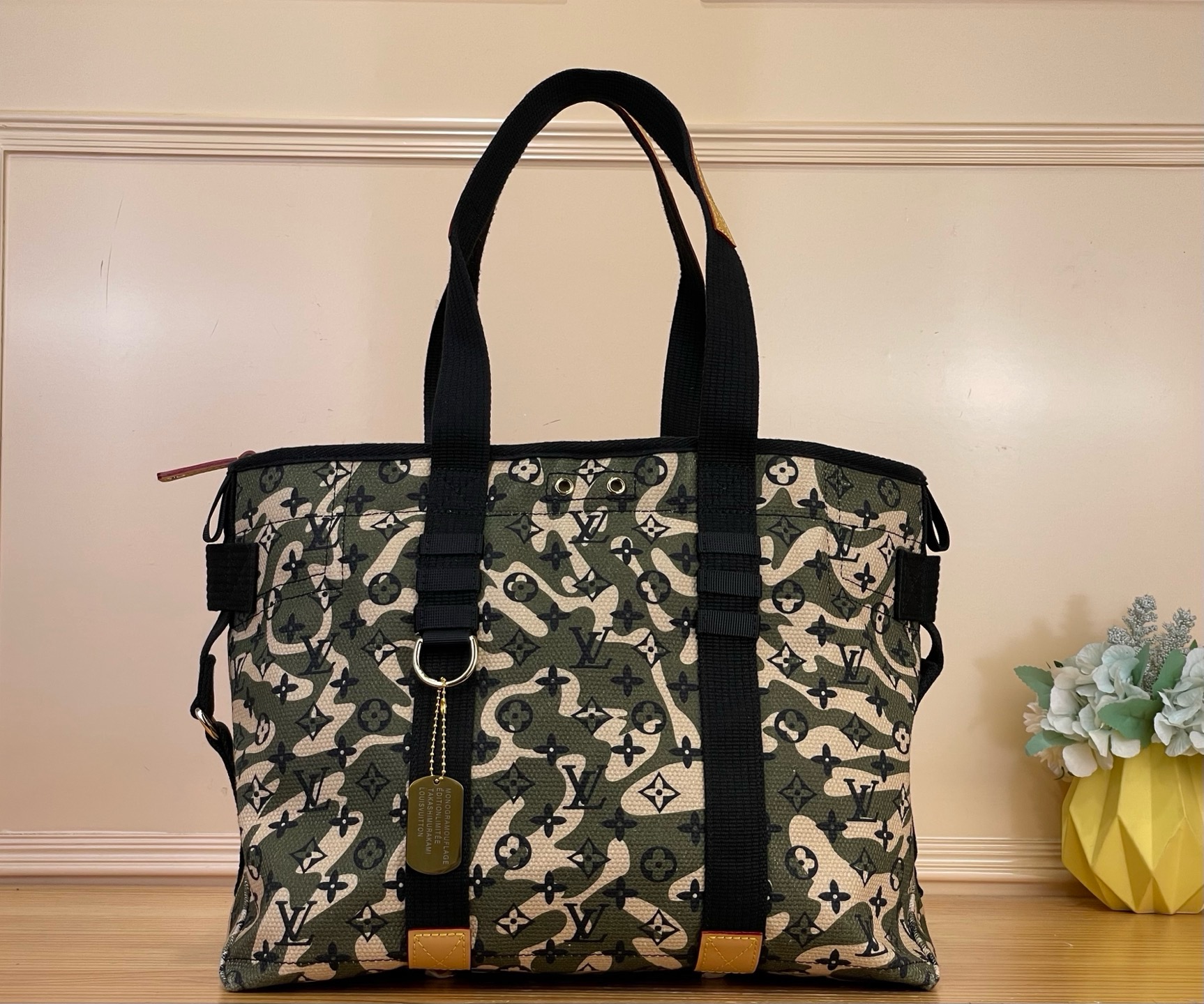 NO:851905,Top original order [LV × Takashi Tote handbag] m95783 camouflage/Takashi Murakami Takashi Murakami portable shoulder bag shopping bag LV × Takashi Tote handbag Edison Chen’s same Monogram cc canvas series for Louis!  The latest eye-catching new work of Vuitton and Takashi Murakami has redesigned the Monogram canvas with camouflage patterns. The spacious interior design allows you to enjoy the natural and fashionable feeling. Size 50 × 33 × 16 cm 6317075,, louis vuitton, louis vuitton, shoulder bags19860909顶级原单【LV ×Takashi Tote 手袋】m95783 迷彩/村上隆 村上隆手提单肩包购物袋 LV ×Takashi Tote 手袋 陈冠希同款 Monogram cc帆布系列为路易！威登与村上隆最新的瞩目新作,用迷彩图案重新设计了Monogram帆布,内部空间宽敞设计,使你享受自然和时尚感. 尺寸50 × 33 × 16 cm 6317075,,louis vuitton,louis vuitton,shoulder bags,Bag