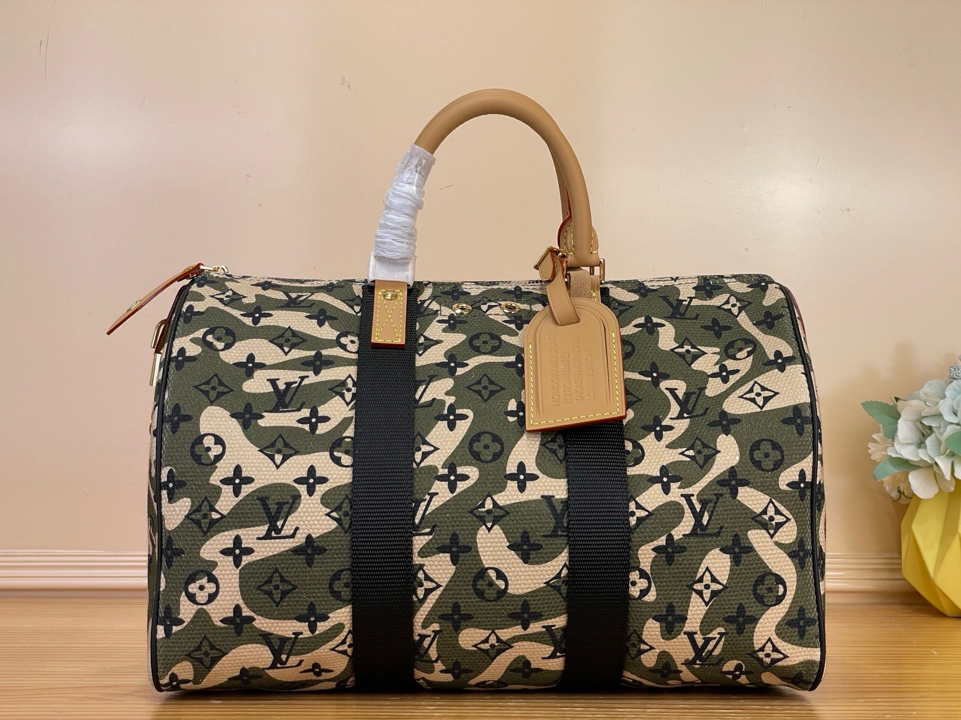 NO:851917,Top original order [Keeall Bandoulière 35 cc handbag] m95773 camouflage/Takashi Murakami Second-hand limited edition seedy pillow bag travel bag Keeall Bandoulière 35 cc handbag classic limited edition camouflage travel bag Japanese art genius Murakami Takashi and LV jointly create it, showing a strong style and making it a good choice for urban life. Size 35 x 22 x16 cm  6117065,,louis vuitton19860909顶级原单【Keeall Bandoulière 35 cc手袋】m95773 迷彩/村上隆 中古限量版seedy枕头包旅行袋 Keeall Bandoulière 35 cc手袋 经典限量版迷彩旅行袋 日本艺术鬼才村上隆与LV携手打造,大气之余彰显硬朗风格,成就都市生活佳选. 尺寸35 x 22 x16厘米 6117065,,louis vuitton,Bag