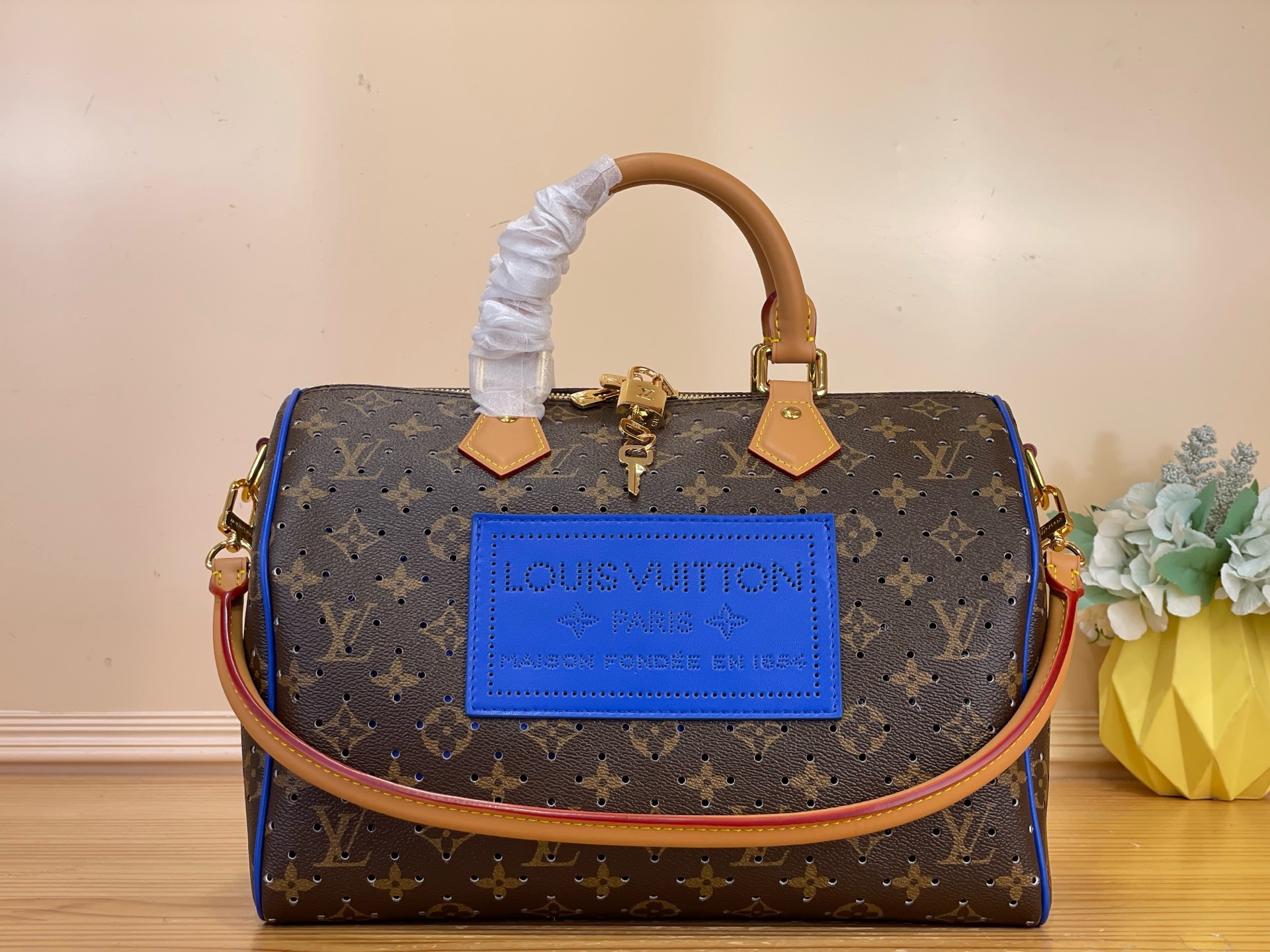 NO:851930,Top original order [SEEDY SOFT 30 handbag] m29143 presbyopia/blue (hollow) This Seedy Soft 30 handbag is decorated with Louis Vuitton's classic Monogram erfo pattern, and the front pocket is decorated with eye-catching Neon Wave  The LT label brings a new look to the season. Made of canvas, with leather trim and eye-catching fabric lining, it reinterprets the classic bag shape and pays homage to Louis Vuitton's profound heritage. It can easily store daily necessities such as a large tablet computer, and the detachable top handle is easy to carry on the shoulder. This collection of masterpieces comes with exclusive packaging, imbued with the charming style of the Côte d'Azur, and comes with limited charms and the brand's iconic beach hut handbag to enjoy the leisurely atmosphere of summer - limited edition, while stocks last.  Dimensions 30 x 17 x 21 cm 6517075 (length x height x width),,louis vuitton19860909顶级原单【SEEDY SOFT 30 手袋】 m29143 老花/蓝色（镂空） 本款 Seedy Soft 30 手袋铺陈路易威登经典 Monogram erfo 图案,前袋点缀醒目的 Neon Wave Lt标签,绽放应季新风貌.选用帆布制成,搭配皮革饰边和亮眼的织物内衬,赋新演绎经典包型,致敬路易威登深厚底蕴.可轻松收纳大号平板电脑等日常所需,可拆卸顶部手柄便于肩背. 本系列臻作搭配专属包装,浸染蔚蓝海岸的迷人风情,随附限定挂饰与品牌标志性海滩小屋手袋,尽揽盛夏悠然意趣——限量呈献,售完即止. 尺寸30 x 17 x 21 厘米 6517075 (长度 x 高 x 宽),,louis vuitton,Bag