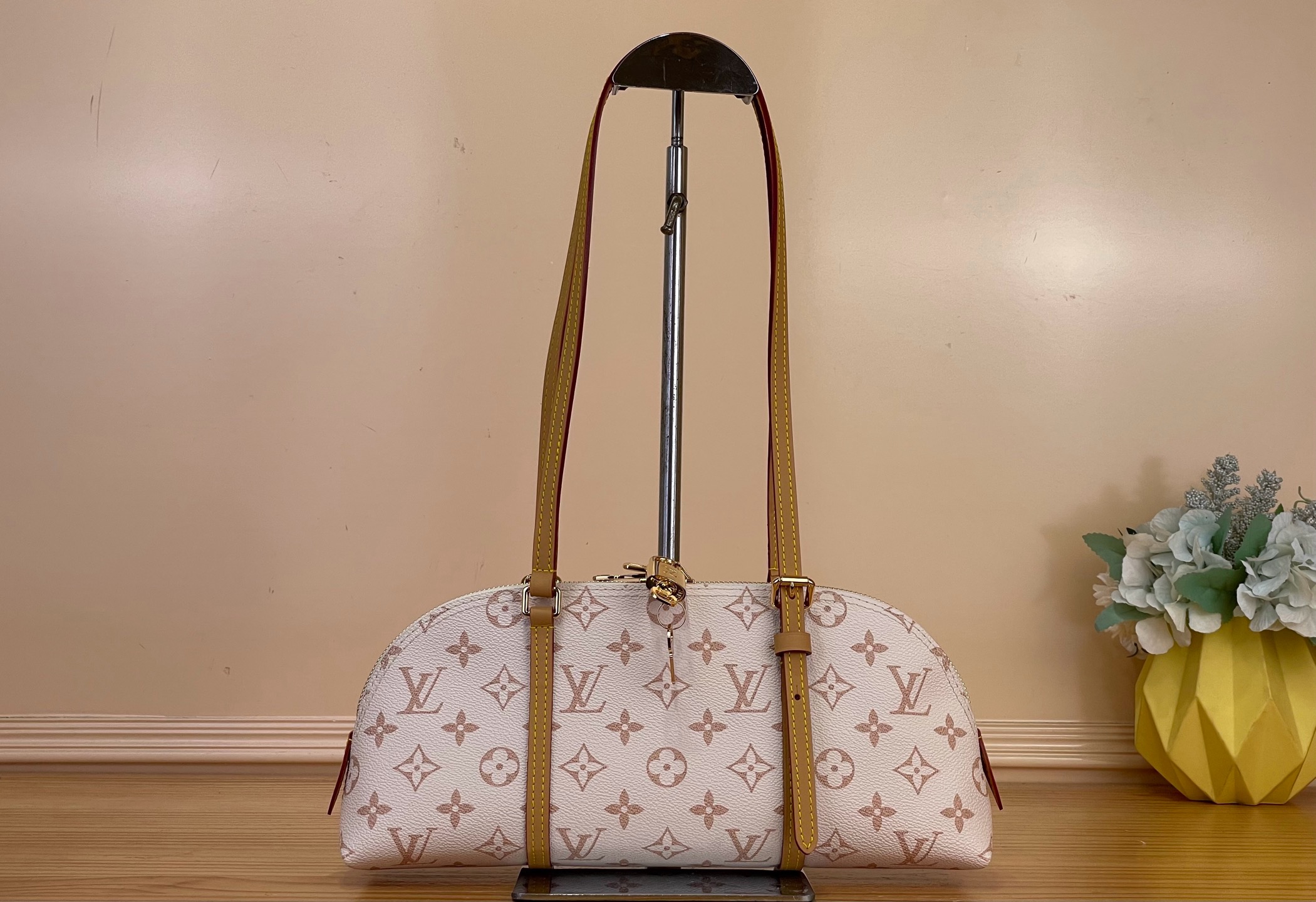 NO:851990,The top original item [Squire East West Handbag] M2A457 White Flower pays homage to the predecessor of the Alma handbag born in 1934. It is made of Monogram Lt canvas and leather trim to create an urban commuting choice. It has patch pockets and ample space inside to conveniently store mobile phones, card holders or other supplies, and the dazzling padlock adds to the exquisite details. Dimensions 29 x 14 x 8 cm. 4715055,19860909顶级原单【Squire East West 手袋】M2A457 白花 致敬 1934 年诞生的 Alma 手袋前身,以 Monogram Lt帆布和皮革饰边打造都市通勤之选.内设贴袋和充裕空间,方便存放手机、卡夹或其他用品,耀目挂锁再添考究细节. 尺寸 29 x 14 x 8厘米.4715055,,Bag