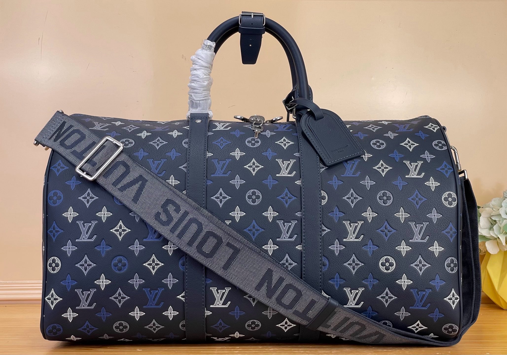NO:852008,Top original order [KEEALL BANDOULIRE 50 travel bag] m28836 blue/gradient silk screen This Keeall Bandoulière 50 travel bag relies on multiple Monogram hx silk screen printing processes to present Monogram Shadow cow leather with a gradient effect, injecting depth and elegance into the classic design. The detachable reinforced cotton shoulder strap and the contrasting Louis Vuitton logo form an eye-catching echo, and the fabric lining adds sophisticated details.  Dimensions 50 x 29 x 23 cm 110121200 (length x height x width),,louis vuitton,cowhide19860909顶级原单【KEEALL BANDOULIRE 50 旅行袋】 m28836 蓝色/渐变丝印 本款 Keeall Bandoulière 50 旅行袋依托多重 Monogram hx绢印工艺,以渐变效果呈现 Monogram Shadow 牛皮革,为经典设计注入深邃与雅致.可拆卸加固棉质肩带与撞色路易威登标识形成瞩目呼应,织物内衬再添考究细节. 尺寸50 x 29 x 23 厘米 110121200 (长度 x 高 x 宽),,louis vuitton,cowhide,Bag