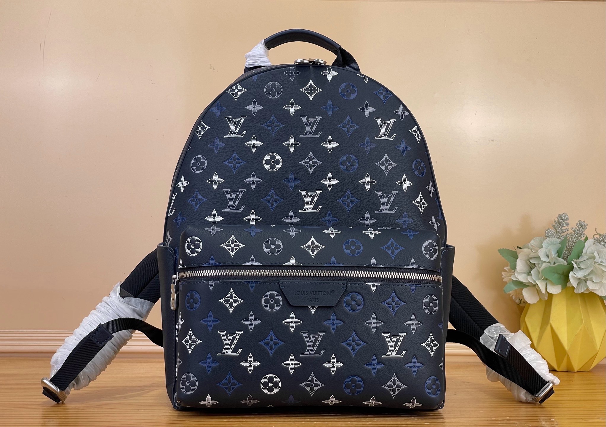 NO:852018,Top original item [DISCOVERY M Backpack] m28575 Blue/Gradient Silk Screen This Discovery M lt backpack combines Monogram Shadow hx cow leather and fabric lining, and uses triple silk screen printing process to depict colorful gradients for Monogram jm embossing. The padded inner pocket can accommodate a 14-inch laptop, and the double patch pockets can hold mobile phones, wallets and keys. Dimensions 30 x 40 x 20 cm 9619892..  (length x height x width),,cowhide19860909顶级原单【DISCOVERY M 双肩包】 m28575 蓝色/渐变丝印 本款 Discovery M lt双肩包结合 Monogram Shadow hx牛皮革和织物内衬,以三重丝印工艺为 Monogram jm压纹描绘多彩渐变.衬垫内袋可容纳 14 寸笔记本电脑,双贴袋可放手机、钱夹和钥匙. 尺寸30 x 40 x 20 厘米 9619892.. (长度 x 高 x 宽),,cowhide,Bag