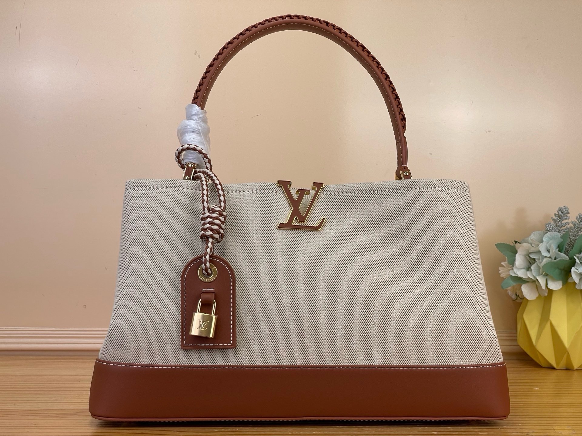 NO:852015,Top original order [CAUCINES WEEKENDER handbag] m28439 canvas/brown This Caucines Weekender handbag is inspired by the 1934 Squire hl handbag and inherits Louis Vuitton's long travel tradition. It uses canvas with smooth leather bottom and trim to create an elegant two-way design. The decorative nameplate and padlock can be removed at will, LV  The letters add a finishing touch. Plenty of internal space to easily store large documents and daily needs. Size 37.5 x 15.5 x 24 cm 120121300 (length x height x width),,louis vuitton,louis vuitton19860909顶级原单【CAUCINES WEEKENDER 手袋】 m28439 帆布/ 棕色 本款 Caucines Weekender 手袋撷取 1934 年 Squire hl手袋灵感,承袭路易威登悠久旅行传统,以帆布搭配光滑皮革包底与饰边,塑就优雅两式风尚设计.装饰名牌与挂锁可随心拆卸,LV 字母平添点睛之笔.充裕内部空间轻松收纳大号文件及日常所需. 尺寸37.5 x 15.5 x 24厘米 120121300 (长度 x 高 x 宽),,louis vuitton,louis vuitton,Bag