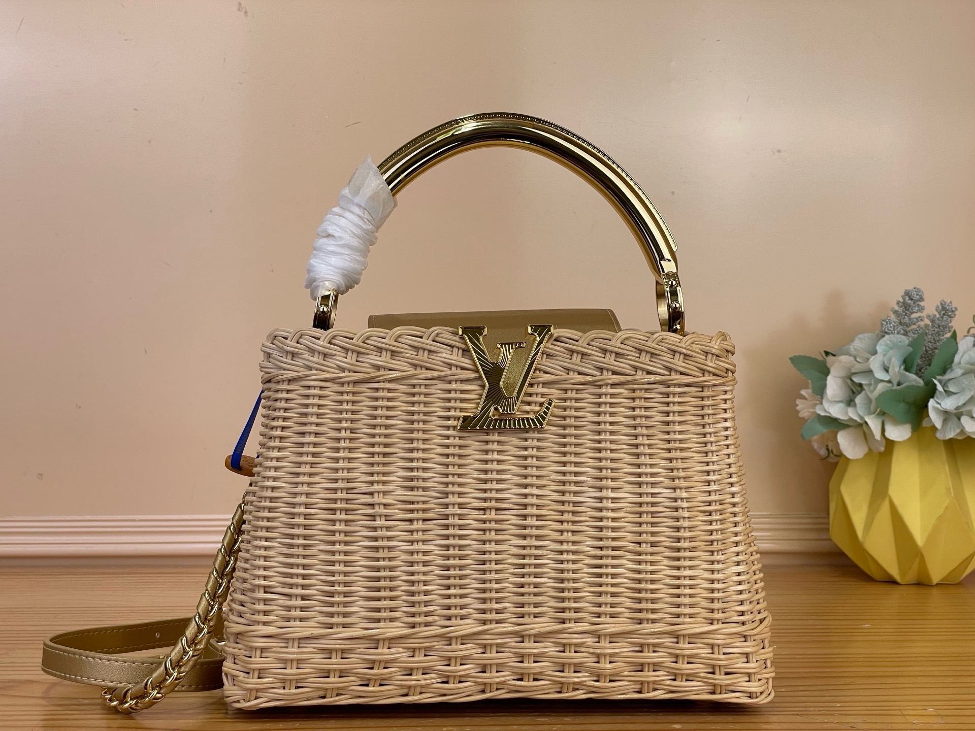 NO:852036,Top original item [Caucines bb handbag] m28544 Braided / Gold This rattan version of the Caucines bb is designed to enhance your summer wardrobe, with its gold color scheme and gold metal handles adding charm. It is decorated with the iconic LV hl initials and comes with a detachable braided chain. The double carry style is sized for essentials, including wallets and keys. Dimensions 17 x 27 × 9 cm 135121450 (Length x Height x  wide),,louis vuitton,wallets19860909顶级原单【Caucines bb 手袋】 m28544 编织/ 金色 这款Caucines bb的藤制版旨在提升夏季衣柜,其金色配色和金色金属手柄增添了魅力.它装饰着标志性的LV hl首字母,并配有一条可拆卸的编织链.双重携带风格的尺寸适合必需品,包括钱包和钥匙. 尺寸17 x 27 × 9 厘米 135121450 (长度 x 高 x 宽),,louis vuitton,wallets,Bag