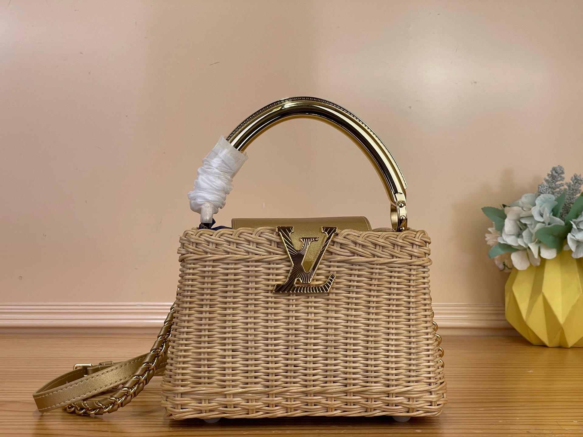 NO:852048,Top Original [Caucines Mini Handbag] m28544 Braided / Gold Designed to elevate your summer wardrobe, this rattan version of the Caucines Mini adds charm with its gold color scheme and gold metal handles. It is decorated with the iconic LV hl initials and comes with a detachable braided chain. The dual-carry style is sized for essentials, including wallets and keys. Dimensions 14 x 21 x 8 cm 125121300 (Length x Height x  wide),,louis vuitton,wallets19860909顶级原单【Caucines Mini 手袋】 m28544 编织/ 金色 这款Caucines Mini的藤制版旨在提升夏季衣柜,其金色配色和金色金属手柄增添了魅力.它装饰着标志性的LV hl首字母,并配有一条可拆卸的编织链.双重携带风格的尺寸适合必需品,包括钱包和钥匙. 尺寸14 x 21 x 8 厘米 125121300 (长度 x 高 x 宽),,louis vuitton,wallets,Bag
