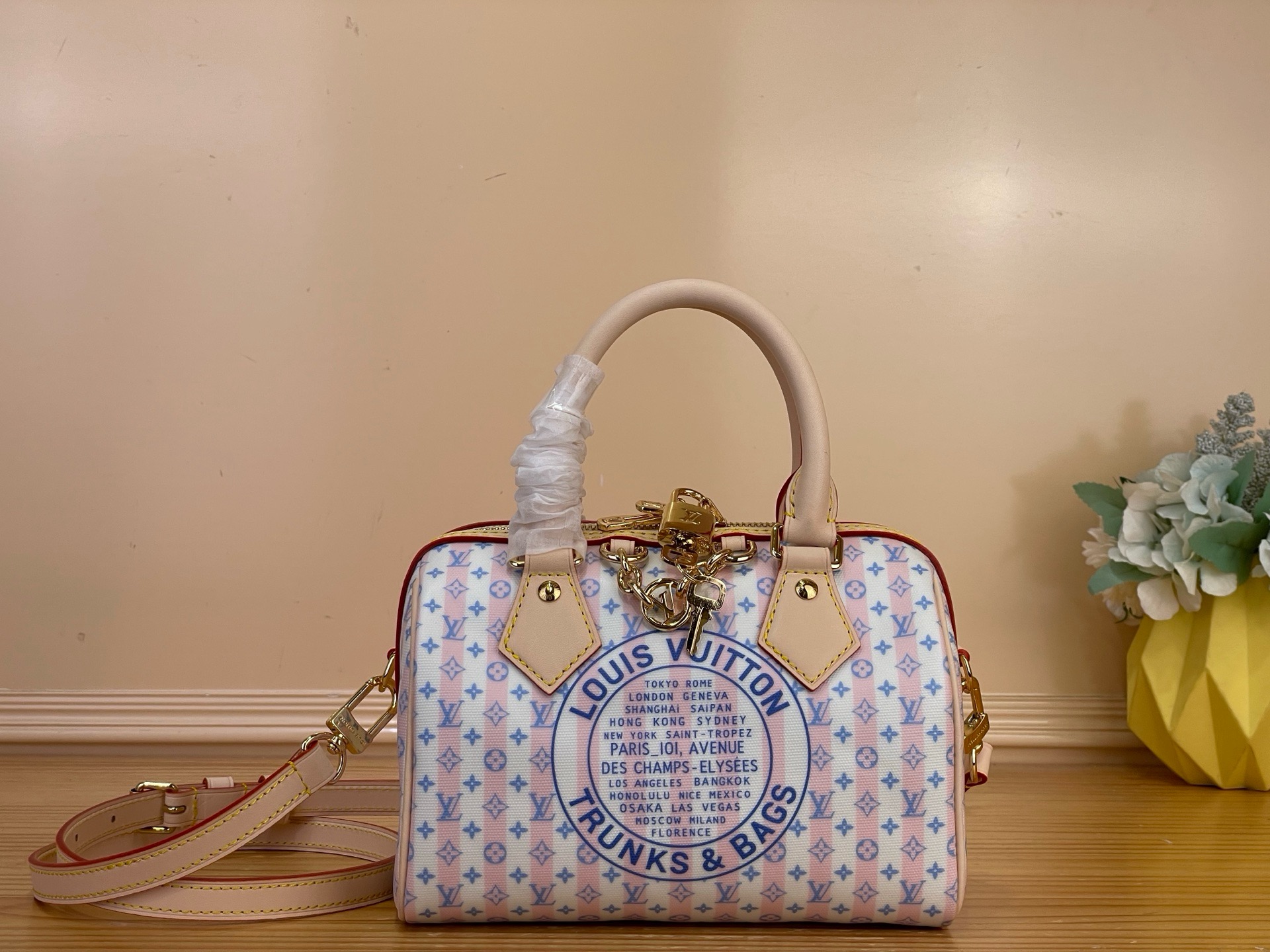 NO:852105,Top original order [SEEDY BANDOULIRE 20 handbag] m29459 Summer This classic Seedy Bandoulière 20 handbag in the LV Stam series comes in new colors, with a striped design and embellished with Louis Vuitton mini Monogram hl pattern. The canvas bag body is supplemented by cow leather trim, decorated with the iconic padlock and LV Circle  The logo decoration complements the chain details. A unique floral lining is used to create an elegant look of the season. This collection is equipped with exclusive packaging, imbued with the charming style of the Côte d'Azur. It comes with limited charms and the brand's iconic beach hut handbag to enjoy the leisurely mood of midsummer - limited edition, subject to availability. Dimensions 20.5 x 13.5 x 12 cm 5617075 (Length x Height x  wide),,louis vuitton,louis vuitton,cowhide19860909顶级原单【SEEDY BANDOULIRE 20 手袋】 m29459 夏天 本款 LV Stam 系列经典 Seedy Bandoulière 20 手袋演绎新色,采用条纹设计,点缀路易威登迷你 Monogram hl图案.帆布包身辅以牛皮革饰边,饰有标志性挂锁与 LV Circle 标识装饰,与链条细节相得益彰.采用独具一格的花卉内衬,塑就当季雅致造型. 本系列臻作搭配专属包装,浸染蔚蓝海岸的迷人风情,随附限定挂饰与品牌标志性海滩小屋手袋,尽揽盛夏悠然意趣——限量呈献,售完即止. 尺寸20.5 x 13.5 x 12 厘米 5617075 (长度 x 高 x 宽),,louis vuitton,louis vuitton,cowhide,Bag