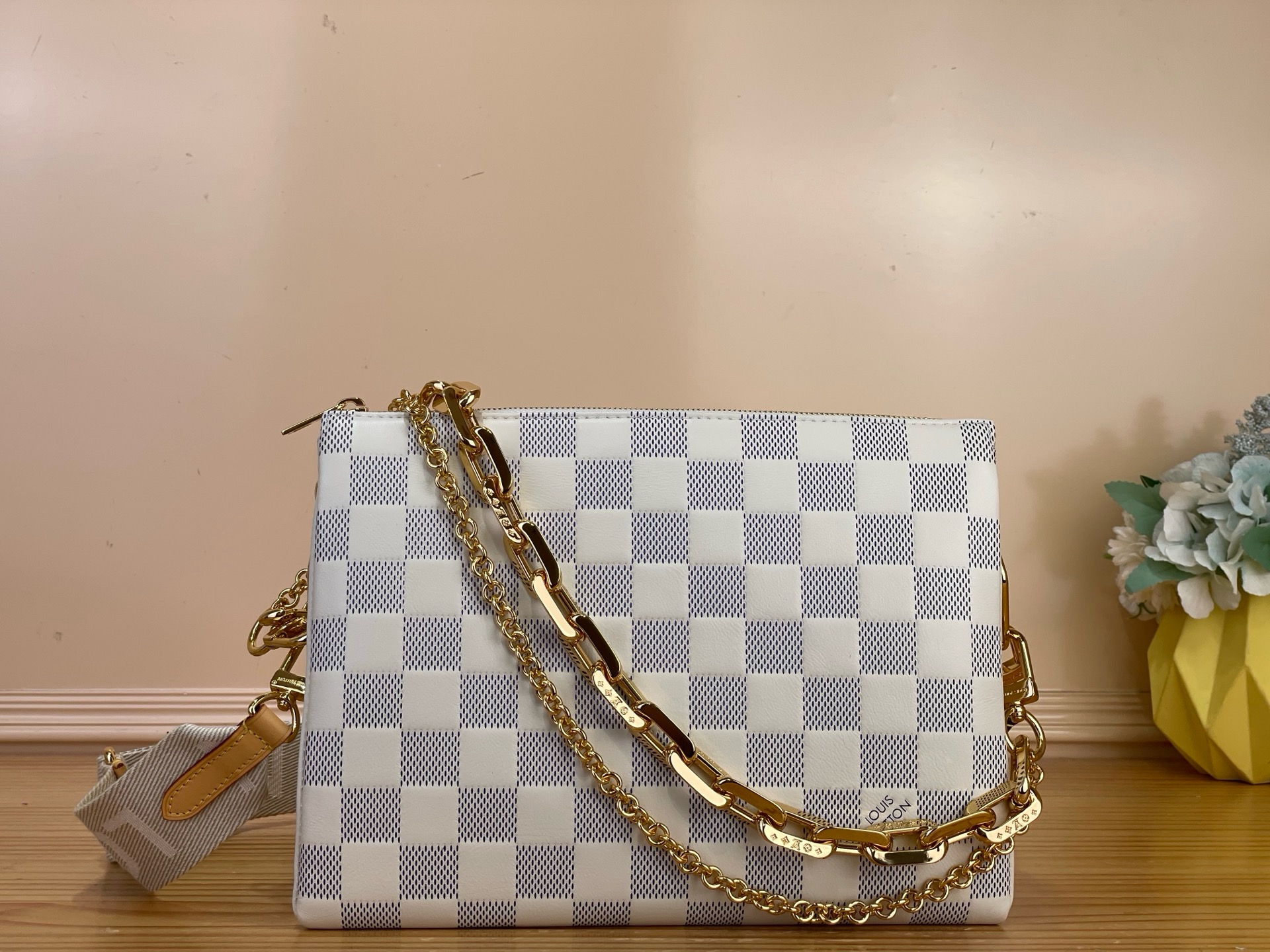 NO:879619,Top Original [Coussin M Handbags] N40904 White Check The elegant Coussin M is reimagined in House's Damier Azur pattern. A chic choice for this season and beyond, it is crafted from timeless sheepskin and features a thick LV chain with a smooth gold finish. This versatile design also comes with a removable textile strap that offers cross-body and shoulder carry. It's sized for essentials, including a favorite lipstick. Size 26x 20x  12cm 7518085,,louis vuitton,sheepskin19860909顶级原单【Coussin M 手袋】 N40904 白格 优雅的Coussin M以众议院的Damier Azur图案重新想象.它是本季和以后的别致选择,它由永恒的羊皮制成,饰有光滑的金色饰面的LV厚链.这种多功能设计还配有可拆卸的纺织带,提供斜挎和肩背.它的尺寸适合必需品,包括最喜欢的口红. 尺寸26x 20x 12厘米 7518085,,louis vuitton,sheepskin,Bag