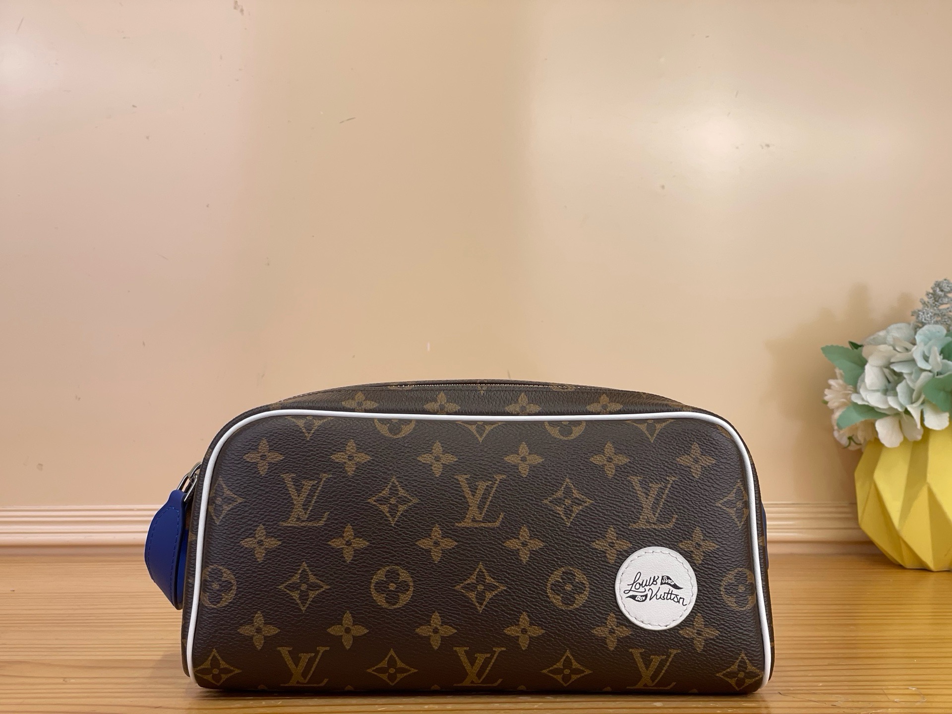 NO:879615,Top original order [DO KIT mini toiletry bag] m28371 This Do Kit toiletry bag is made of Monogram canvas and decorated with LV Golf Ld series Louis Vuitton patches. The leather handle is equipped with wide double zippers for easy access and storage of toiletries. It can also store small items such as mobile phones and wallets in an orderly manner for easy access. Dimensions 28 x 15 x 16.5 cm 3615045 (length x  height x width),,louis vuitton,louis vuitton,wallets19860909顶级原单【DO KIT 迷你盥洗袋】m28371 本款 Do Kit 盥洗袋选用 Monogram 帆布制成,饰有 LV Golf Ld系列路易威登贴饰.皮革手柄设有宽幅双拉链,便于取放和收纳洗漱用品.亦可有序存放手机和钱包等小型物品,取用方便. 尺寸28 x 15 x 16.5 厘米 3615045 (长度 x 高 x 宽),,louis vuitton,louis vuitton,wallets,Bag