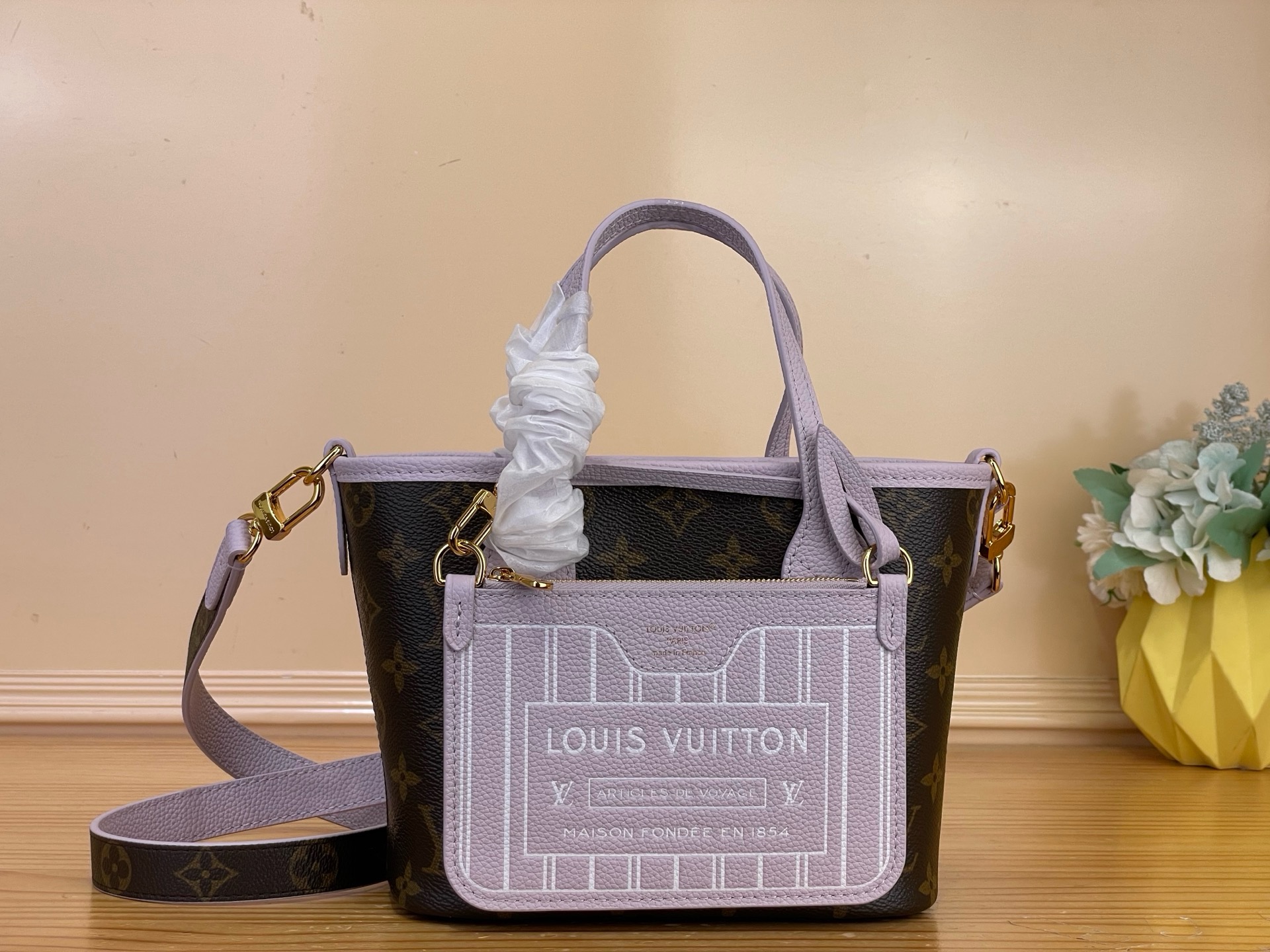 NO:879627,Top original item [Neverfull Bandoulière Inside Out BB handbag] m25656 Presbyopia/Purple You can enjoy 2 kinds of outfits 'Neverful Inside Out'  BB'.sj uses Misty Lelac's grained leather on one side and Monogram canvas, which symbolizes the Maison, on the other side, completing the double-sided specification. The detachable zippered pouch can be used alone or as an outer bag. The glossy gold hardware adds embellishment. It can be carried diagonally with a longer strap. Dimensions 26.5 x 16.5 x 11 cm  6018075 (width x height x sides),19860909顶级原单【Neverfull Bandoulière Inside Out BB 手袋】 m25656 老花/紫色 可以享受2种装束的“NeverfulInside Out BB”.sj一面使用了米斯蒂·莱拉克的粒面皮革,另一面使用了象征Maison的Monogram帆布,完成了双面规格.可拆卸的拉链式小袋,不仅可以单独使用,还可以作为外袋安装使用.有光泽感的金色金具增添了点缀.用较长的带子斜挂也可以随身携带的单品. 尺寸26.5 x 16.5 x 11厘米 6018075（宽x高x边）,,Bag